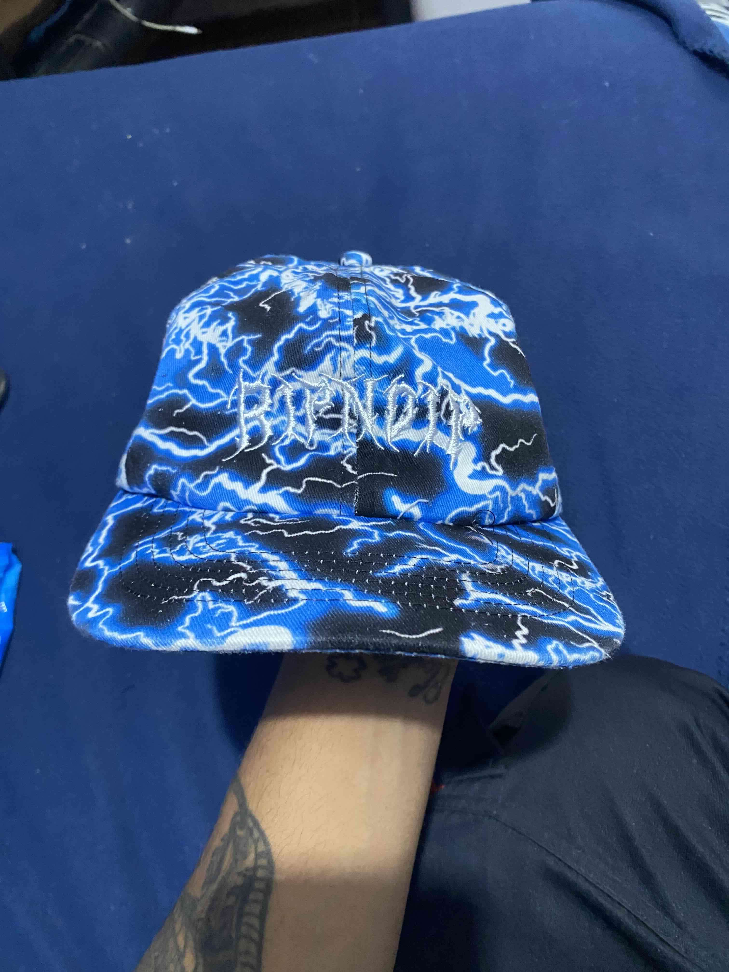 Gorra estampada azul electrico ripndip