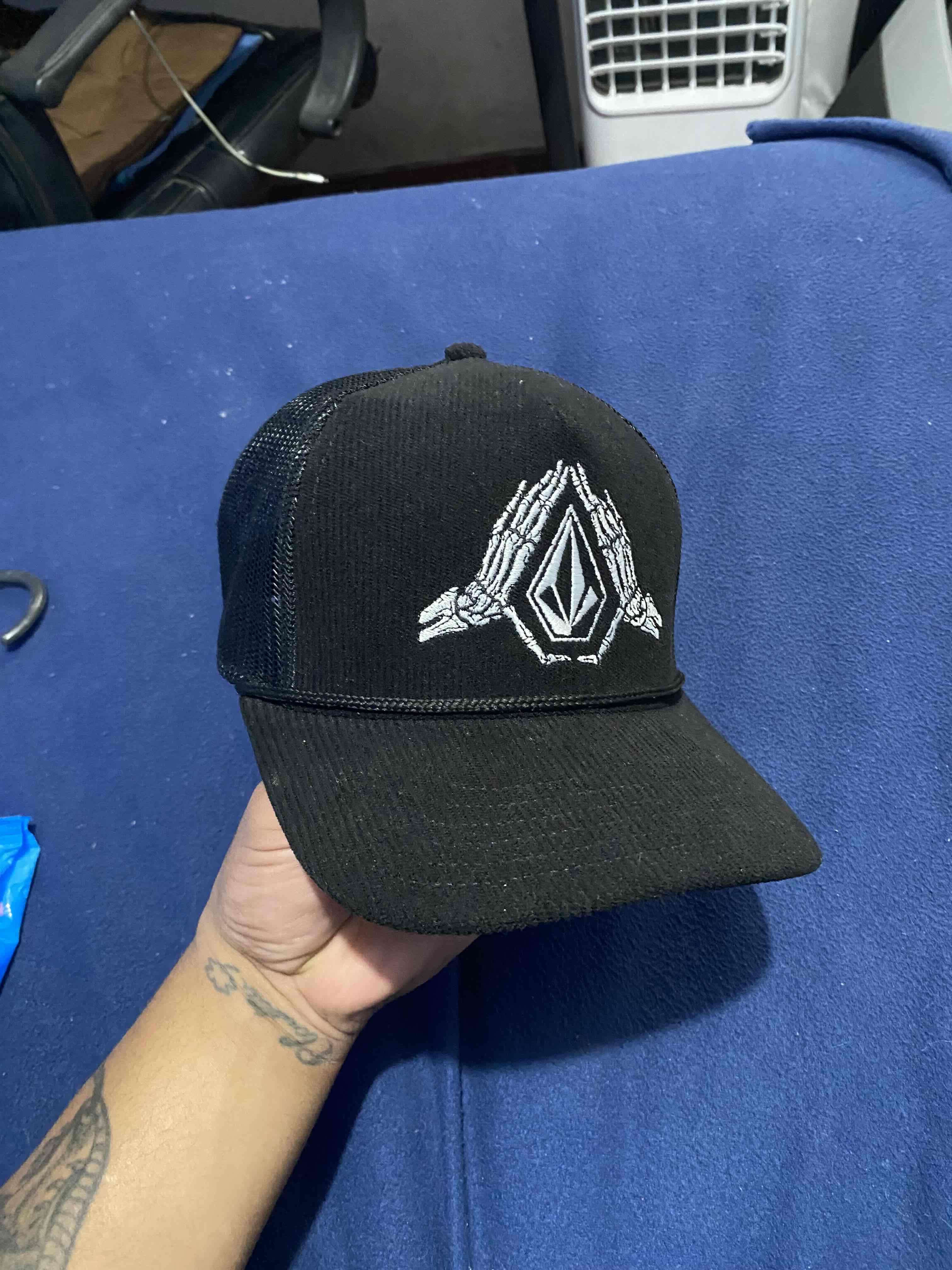 Gorra negra con diseño bordado volcom