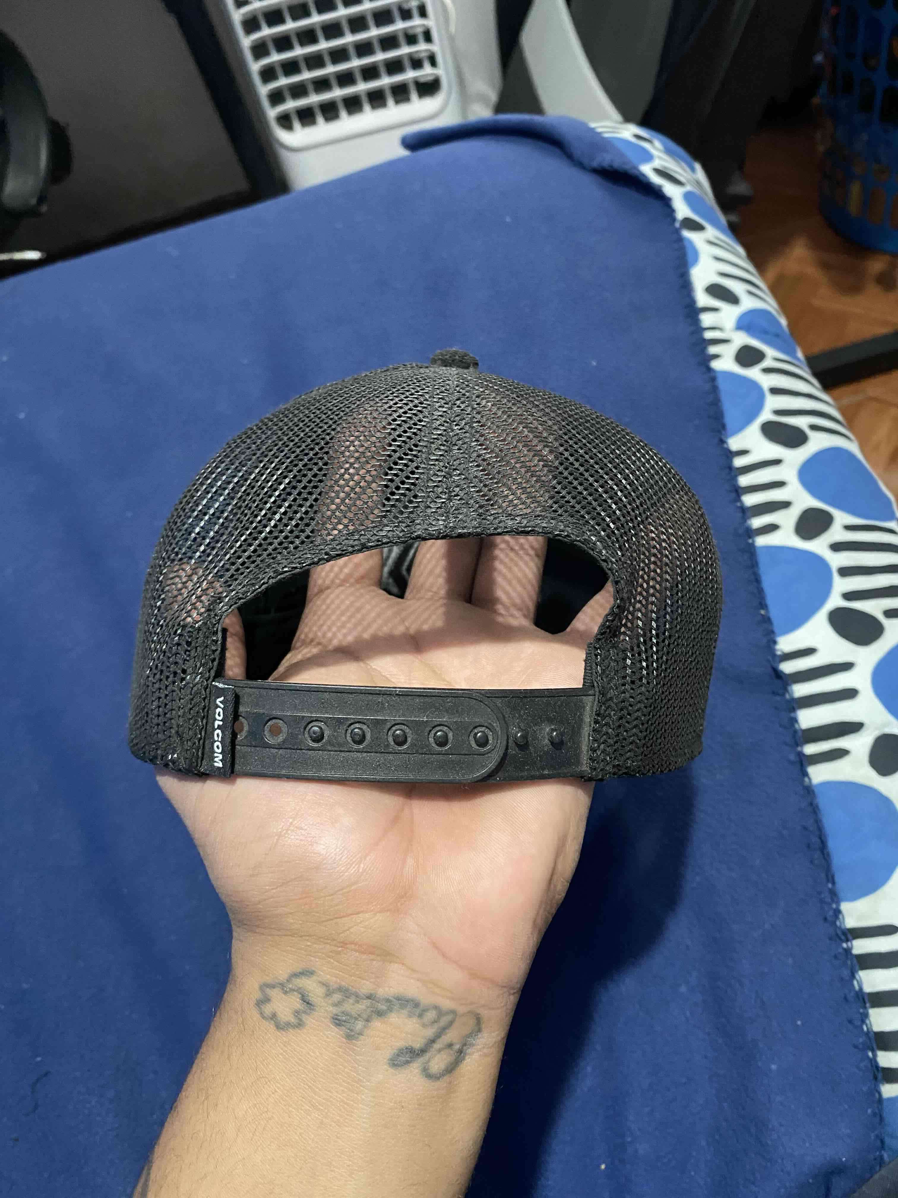 Gorra negra con diseño bordado volcom - miniatura 2