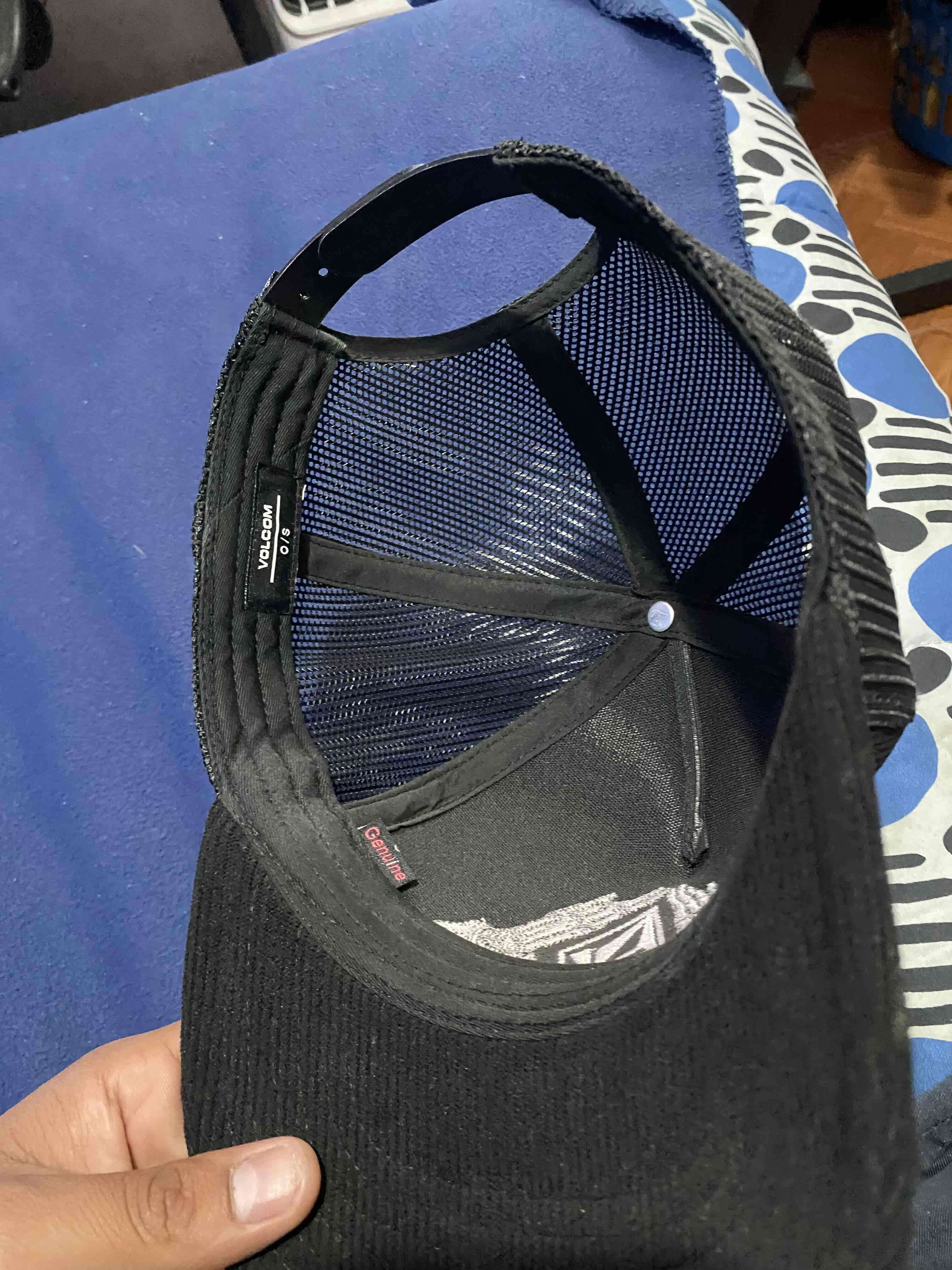 Gorra negra con diseño bordado volcom - miniatura 3