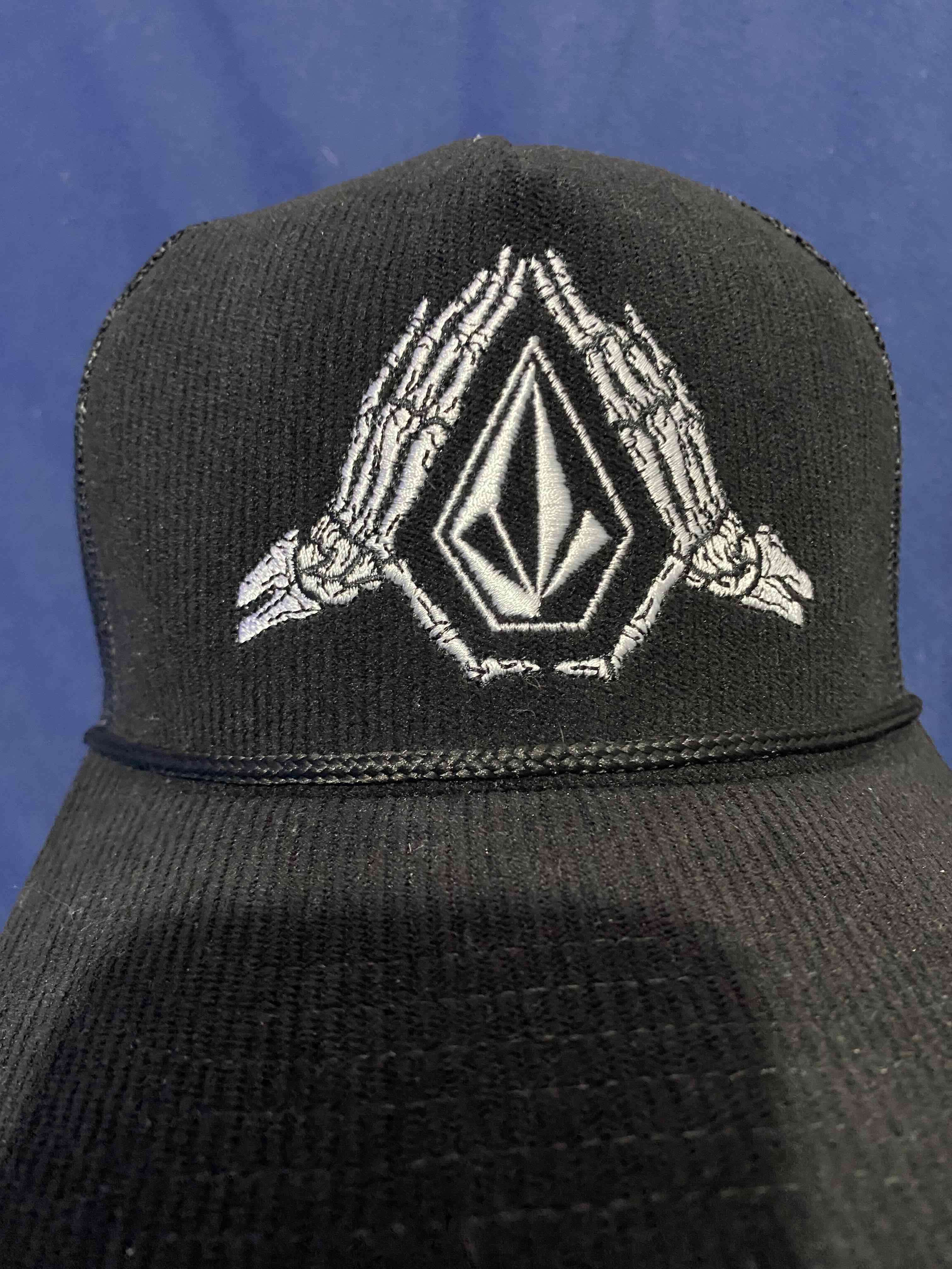 Gorra negra con diseño bordado volcom - miniatura 4