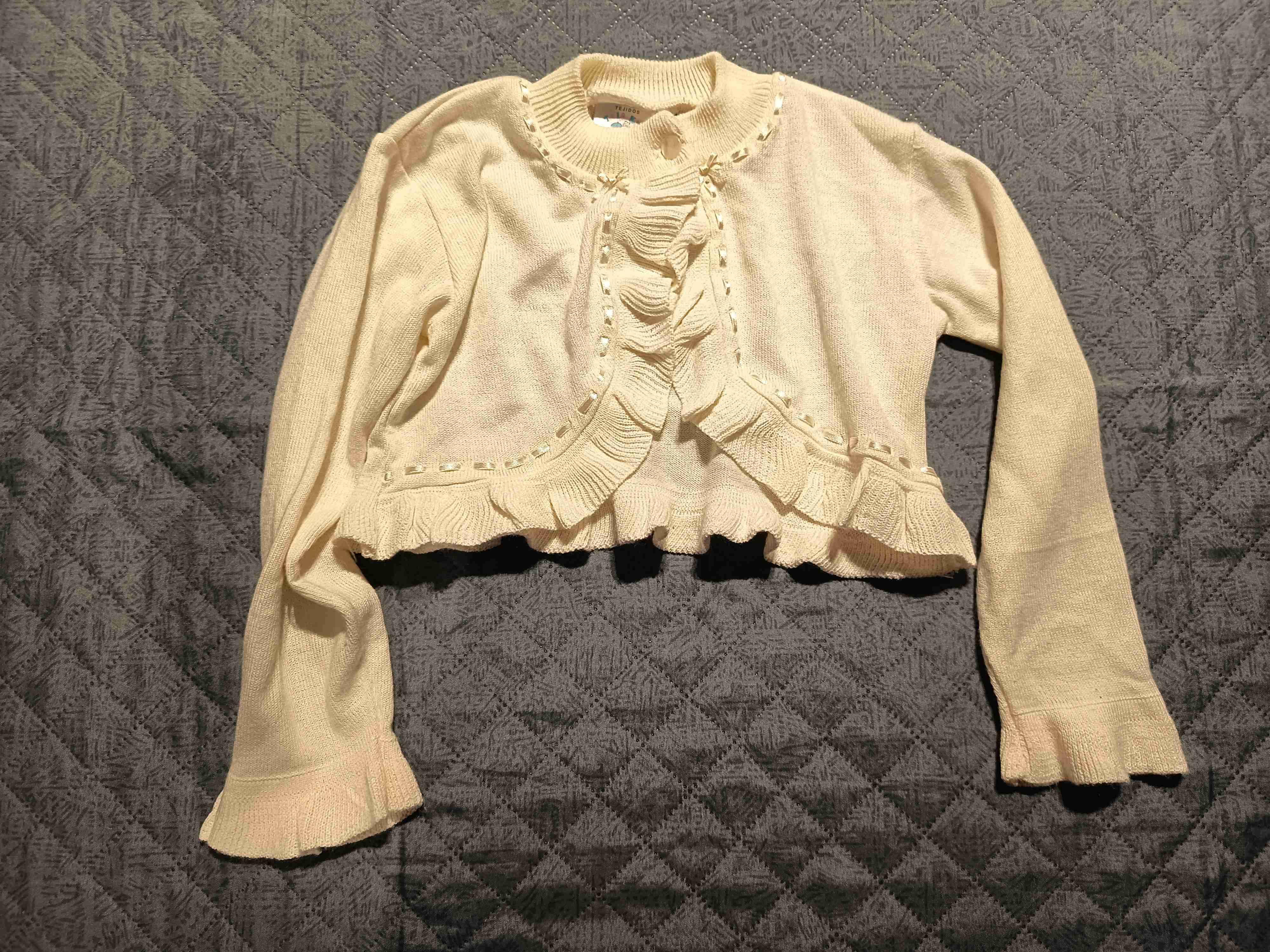 Cardigan beige con volantes
