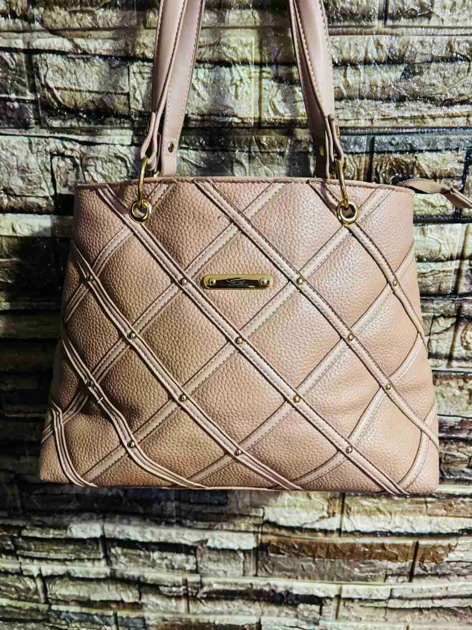 Cartera beige con textura