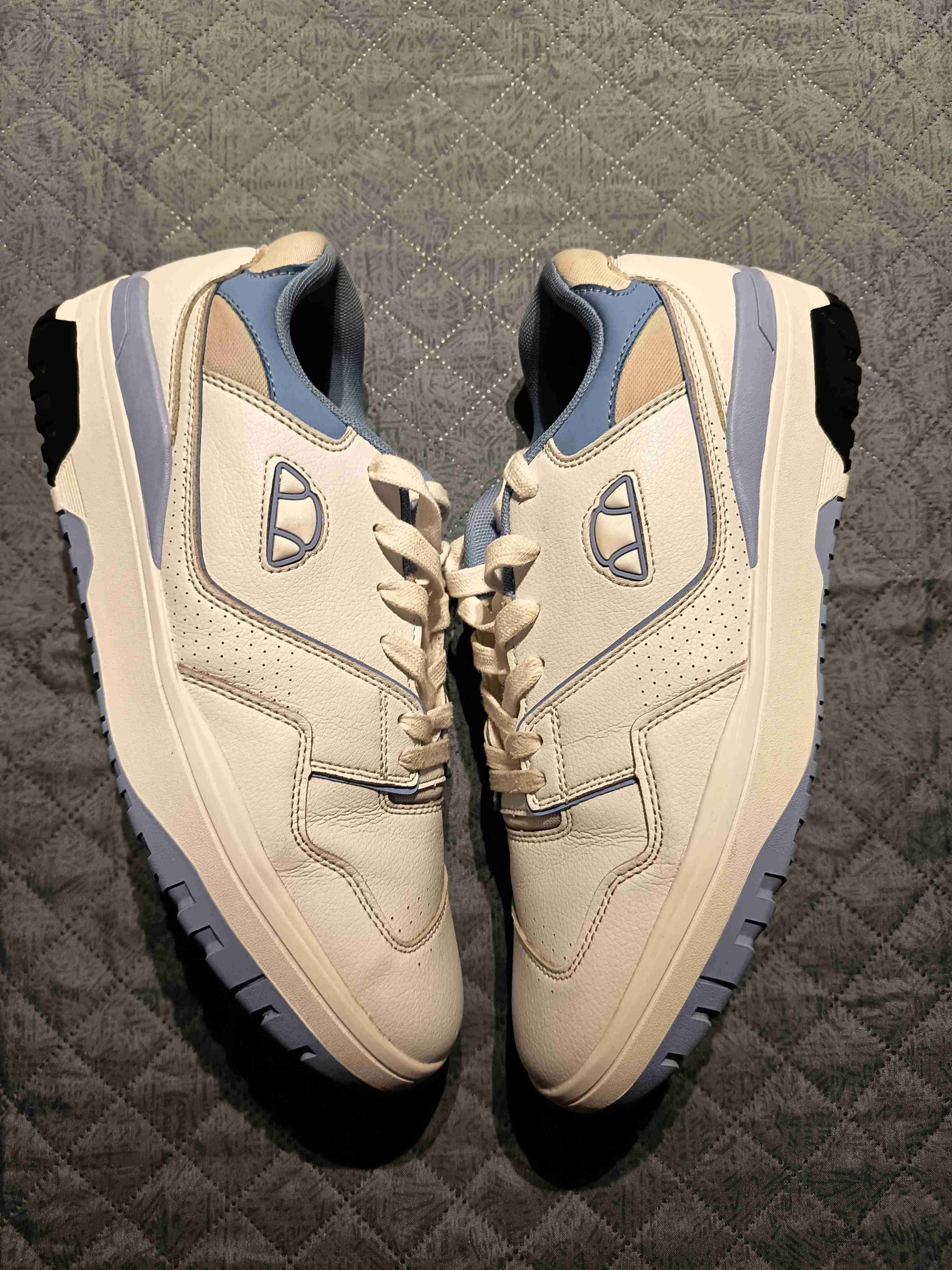 Zapatillas blancas y celeste