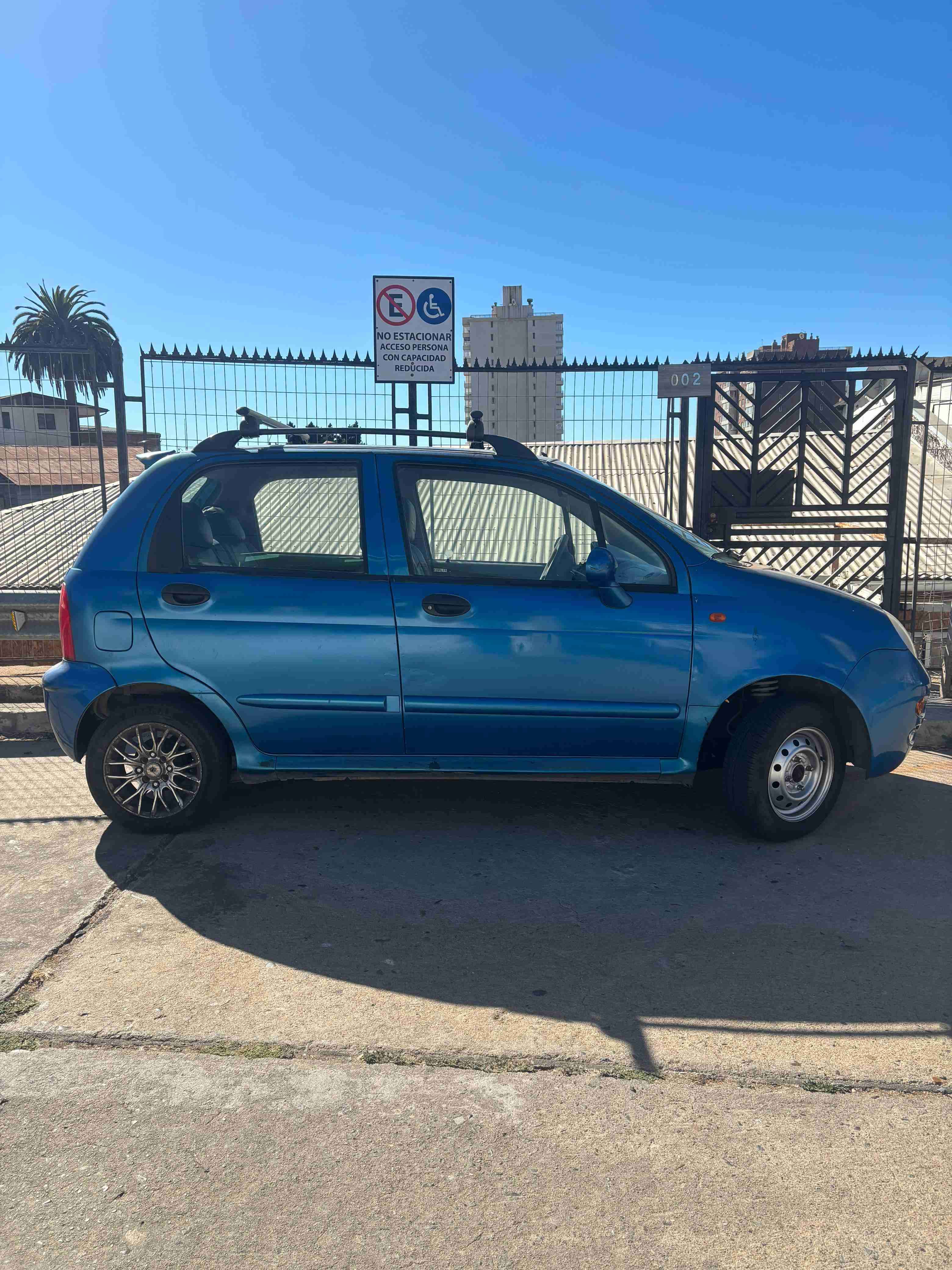 Auto compacto azul usado - miniatura 4