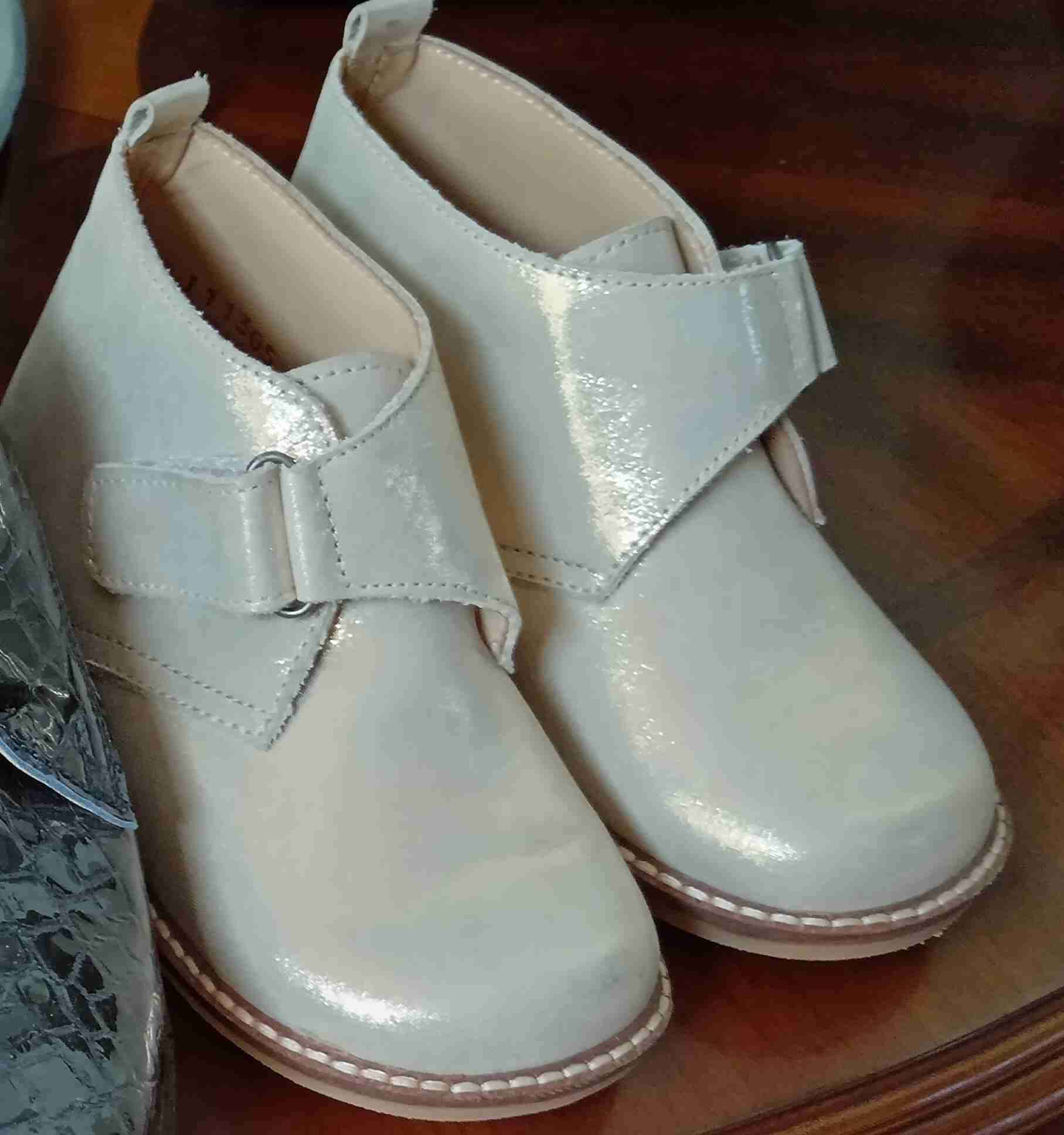 Botines beige dorados para niña