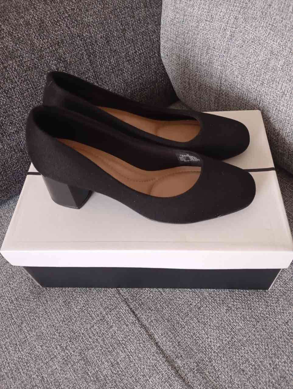 Zapatos negros de tacón bajo - miniatura 2