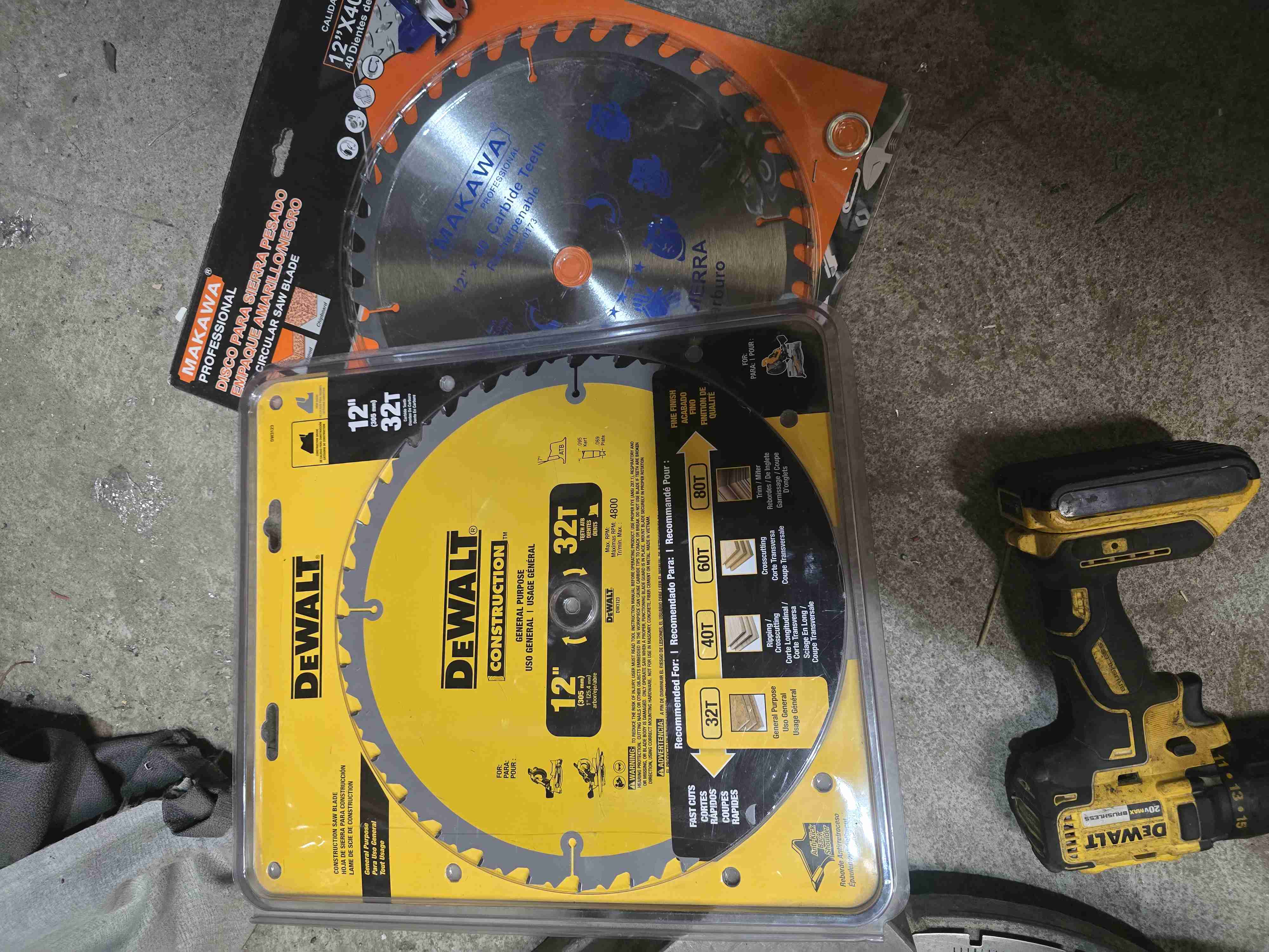 Sierra ingletadora DeWalt amarilla - miniatura 2