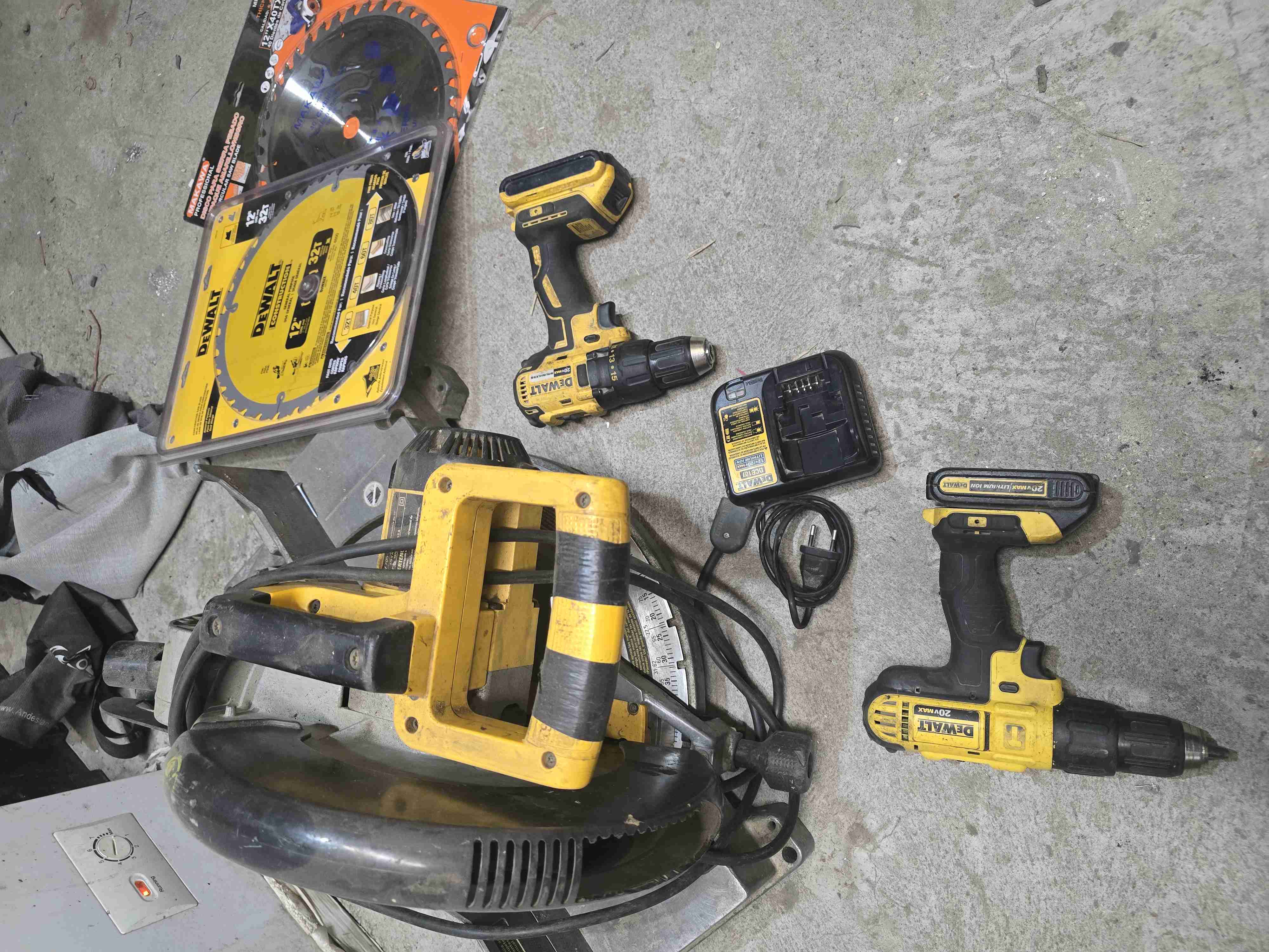 Sierra ingletadora DeWalt amarilla - miniatura 3