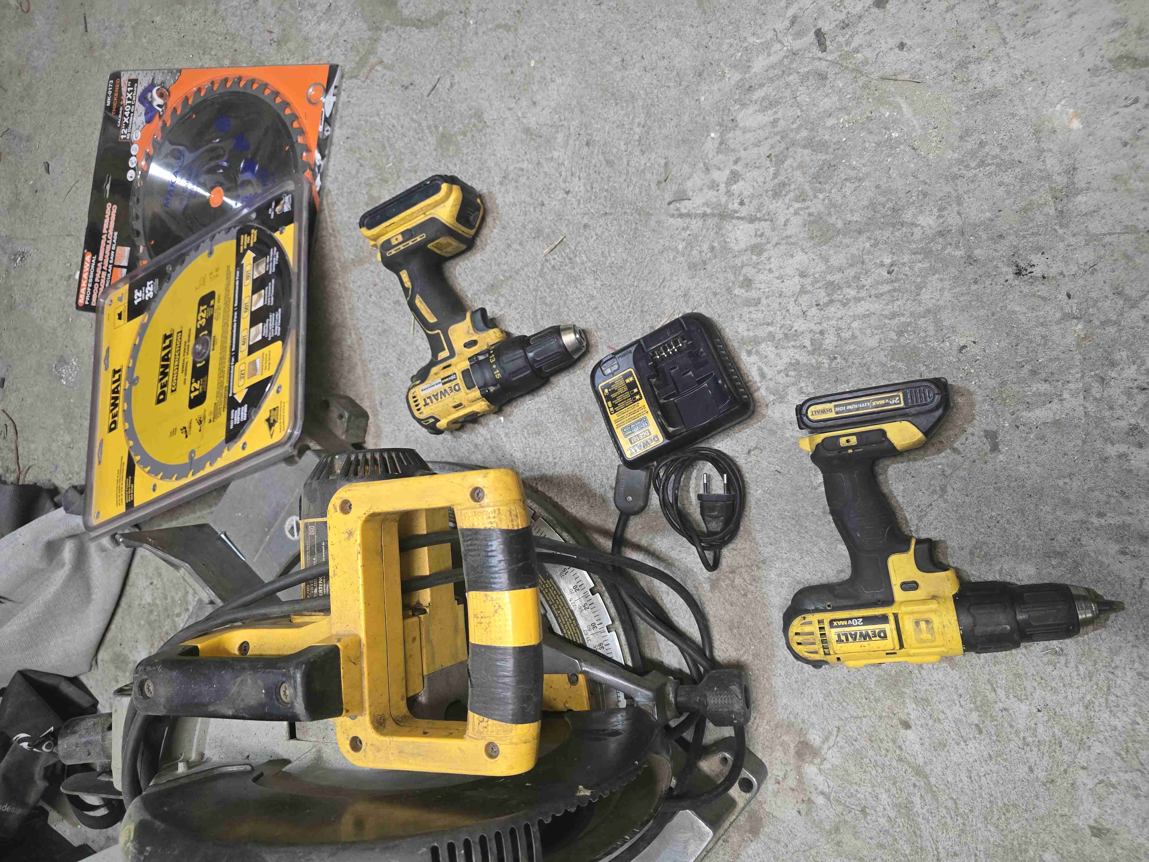 Sierra ingletadora DeWalt amarilla - miniatura 4