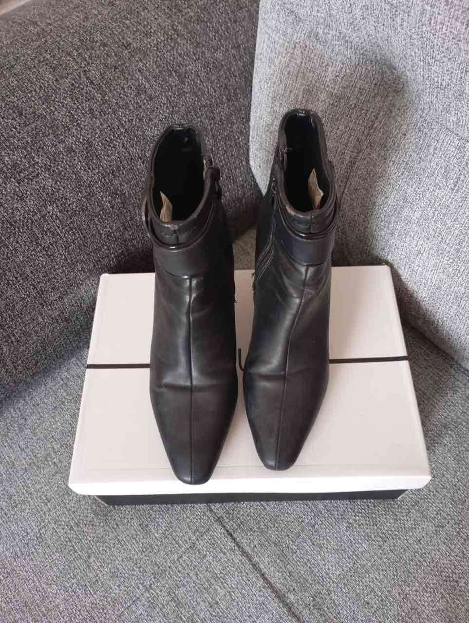 Botines de cuero negro