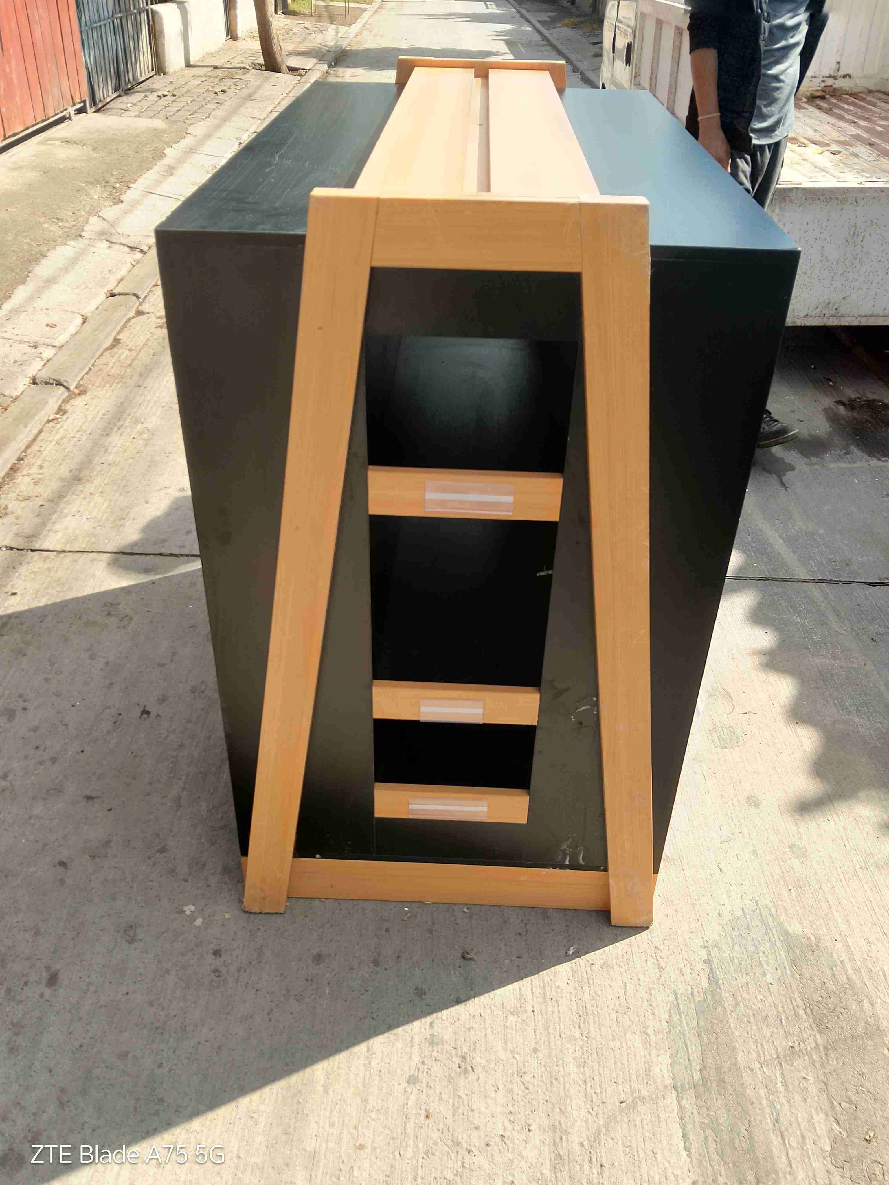 Estante moderno de madera y metal - miniatura 2