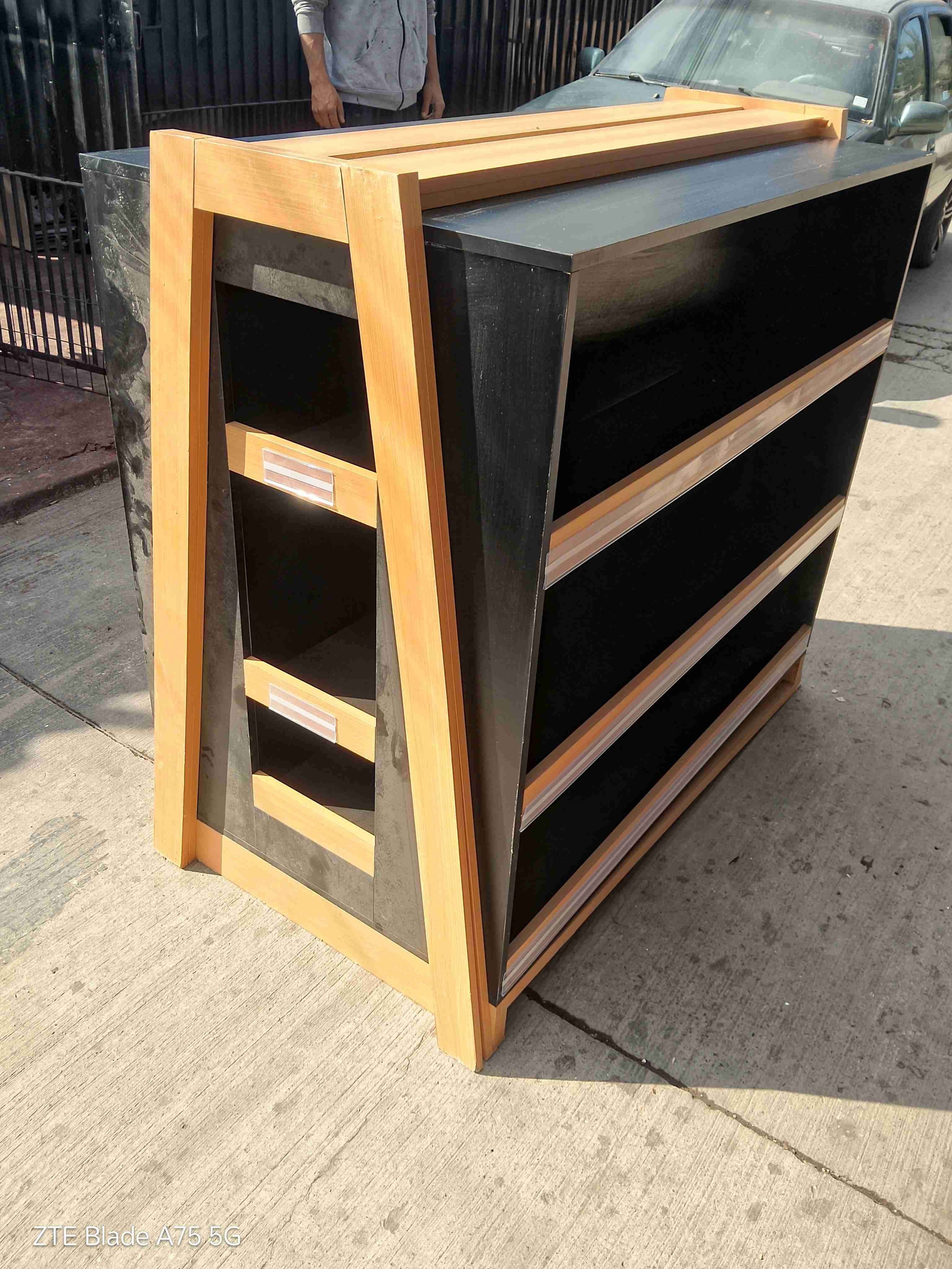 Estante moderno de madera y metal - miniatura 4