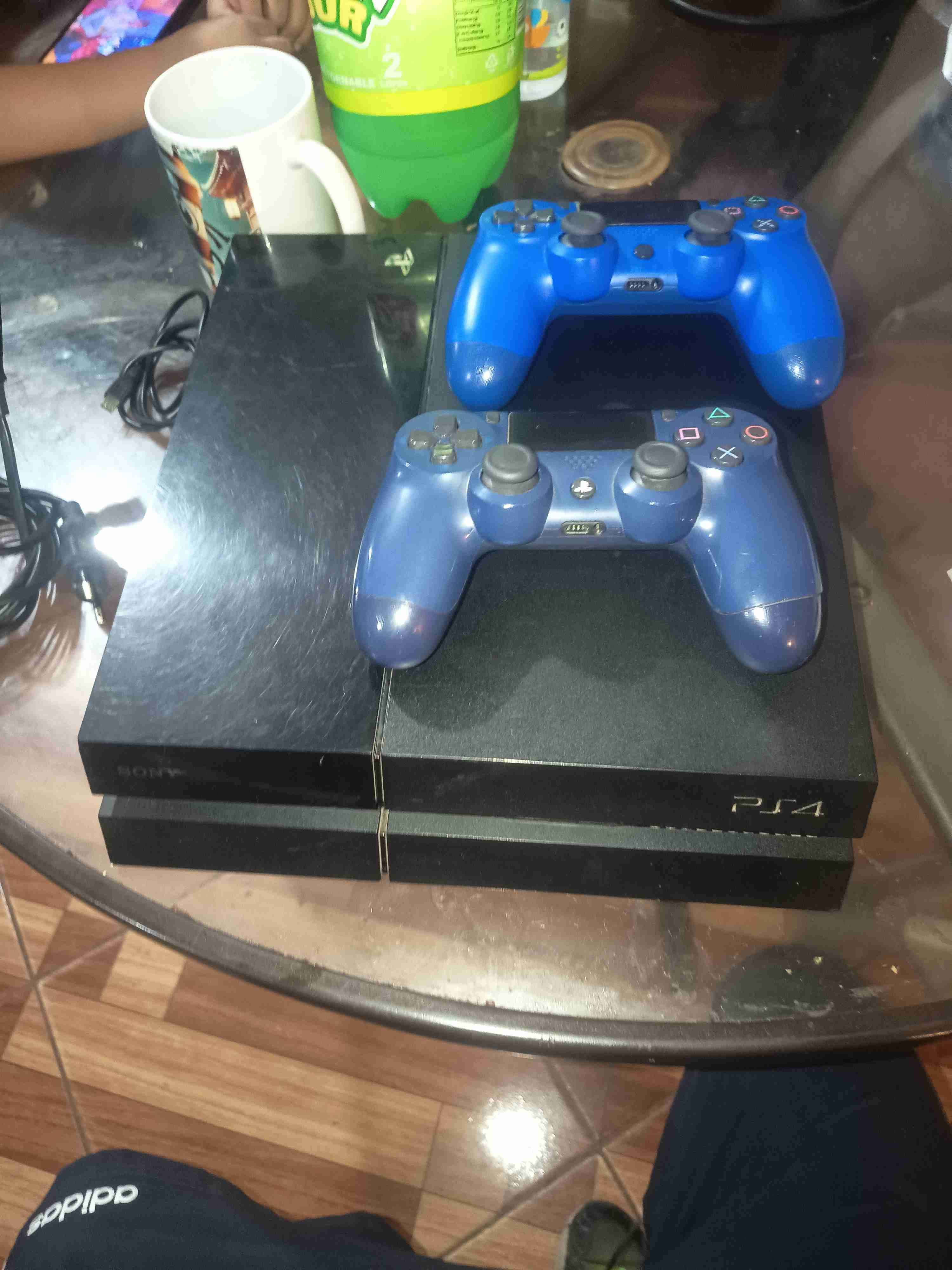 Consola PS4 con dos controles y 3 juegos digitales - miniatura 2