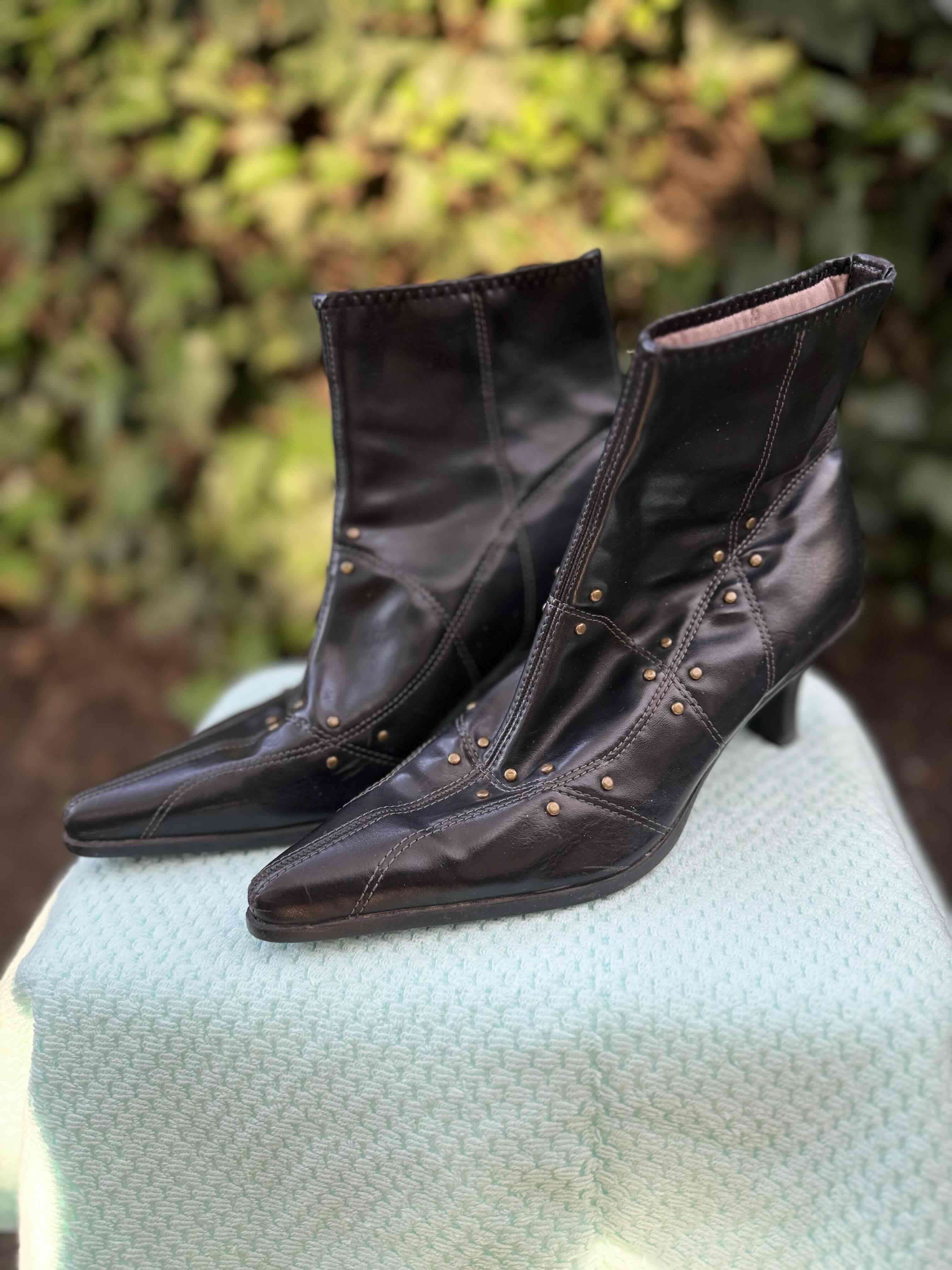 Botines negros de cuero con tachas