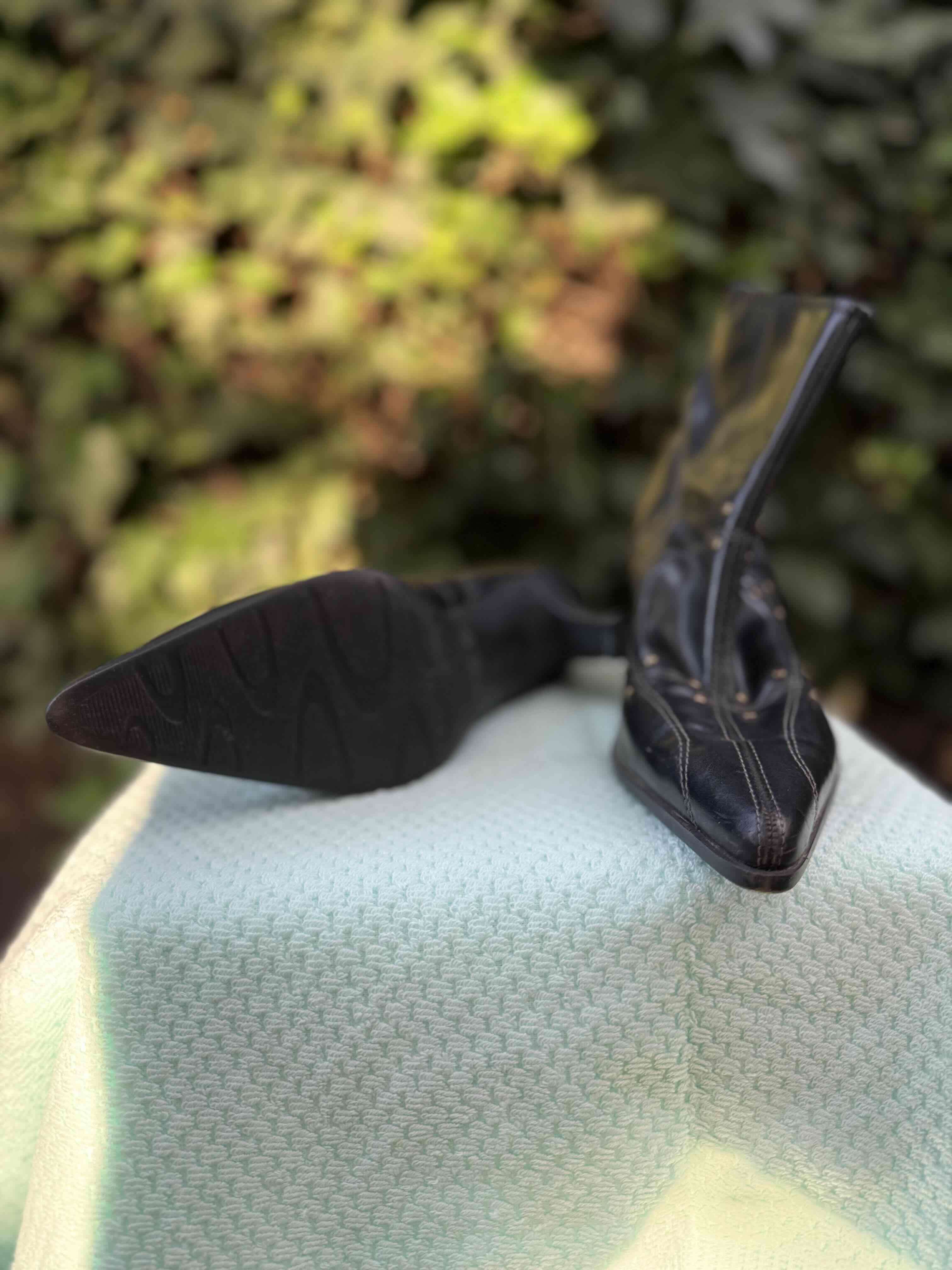 Botines negros de cuero con tachas - miniatura 2