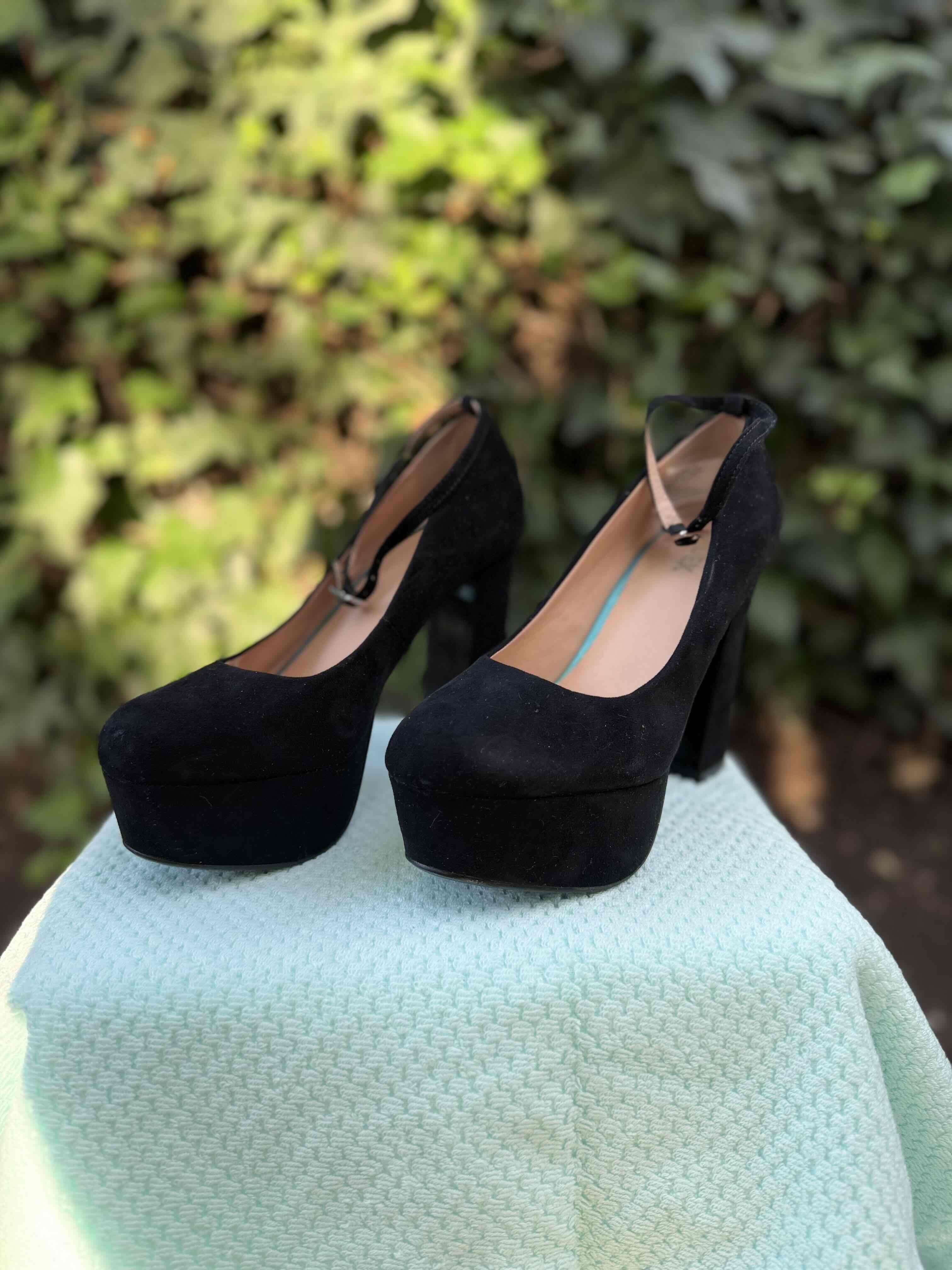 Zapatos de tacón negro altos