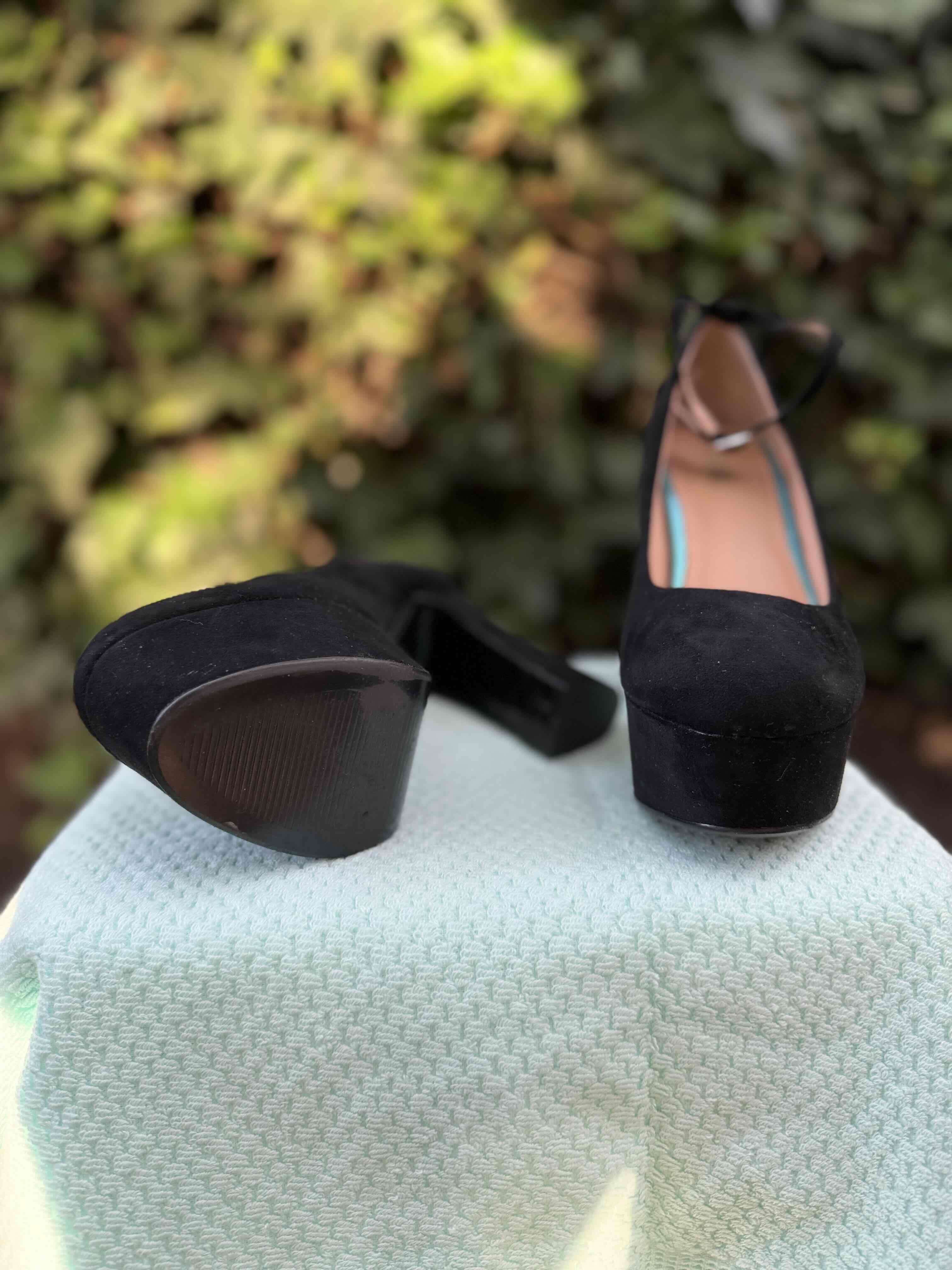 Zapatos de tacón negro altos - miniatura 2