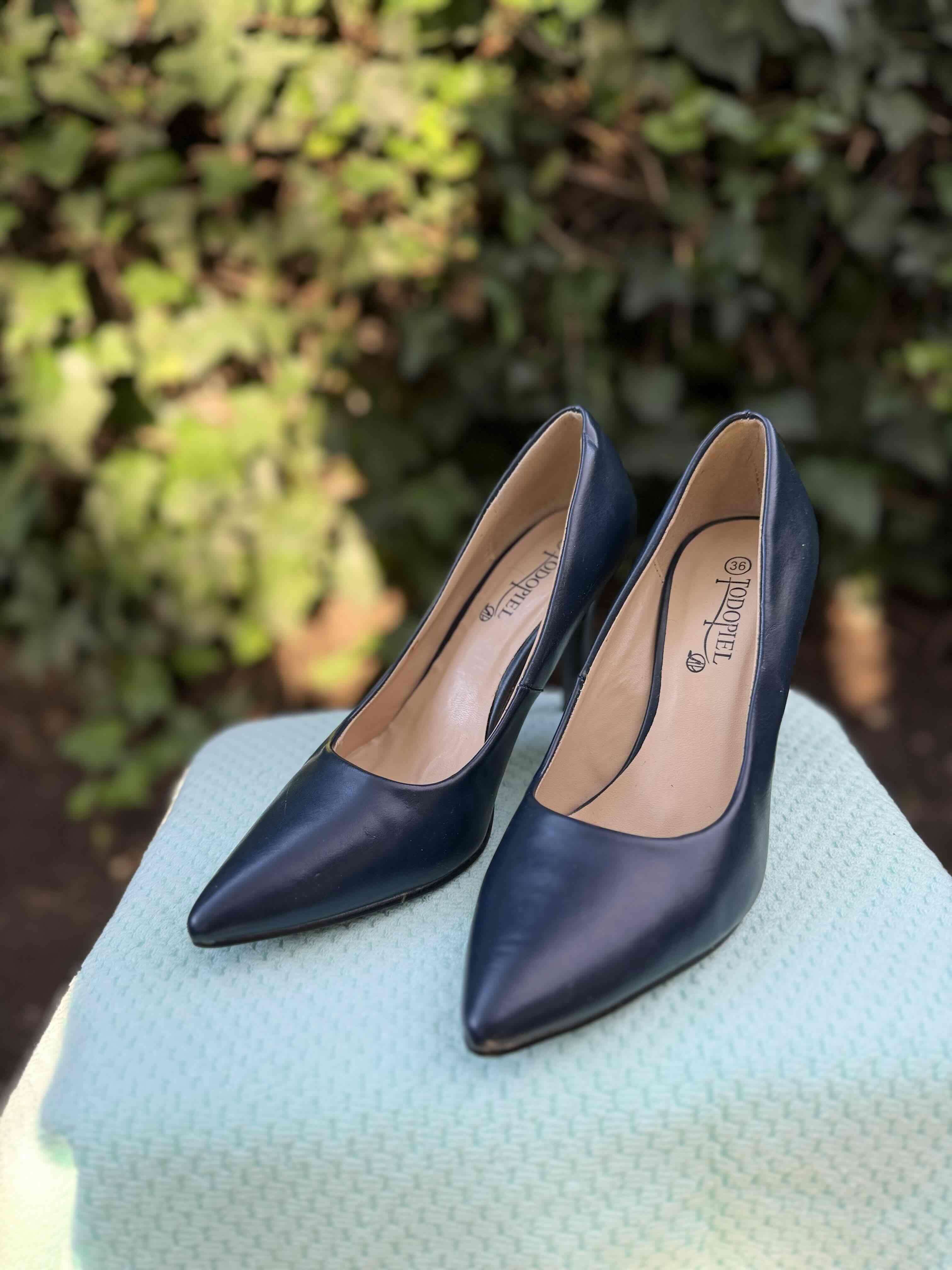 Zapatos de tacón azul marino