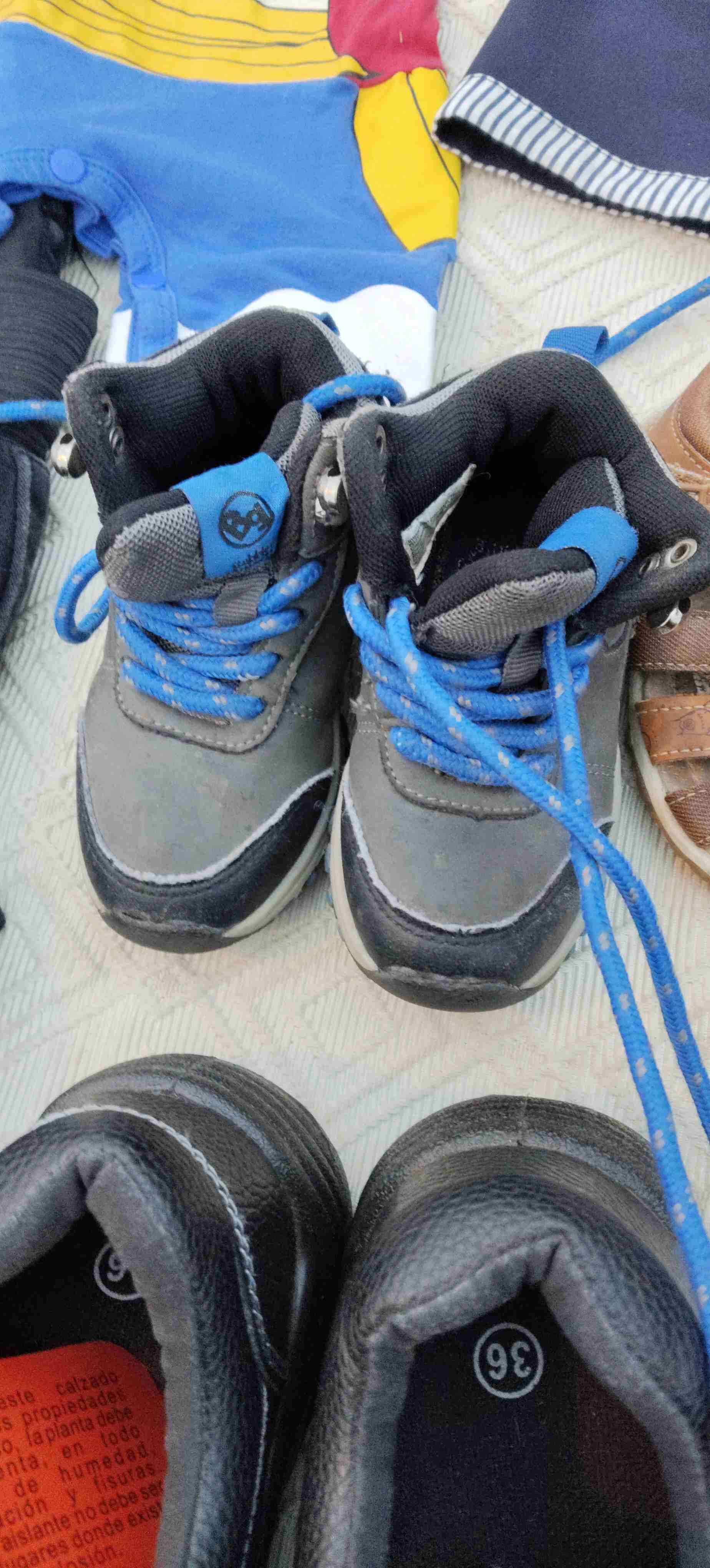 Zapatillas infantiles gris y azul