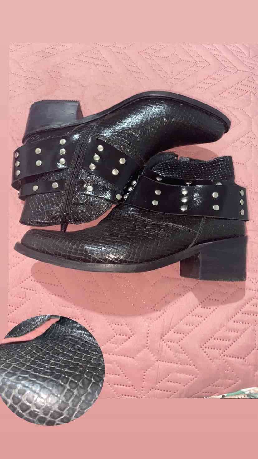 Botines negros con tachas