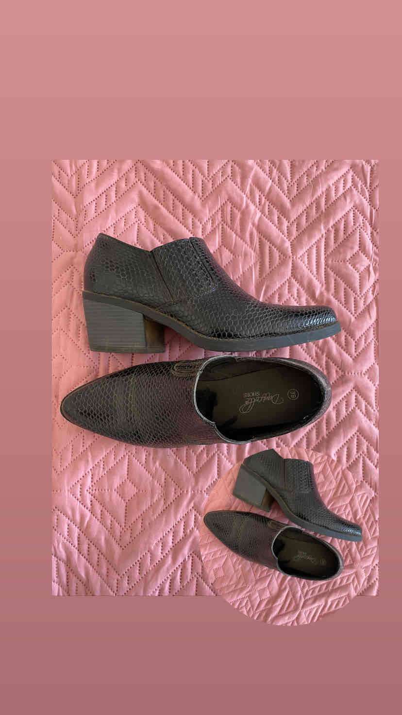 Botines negros de cuero sintético