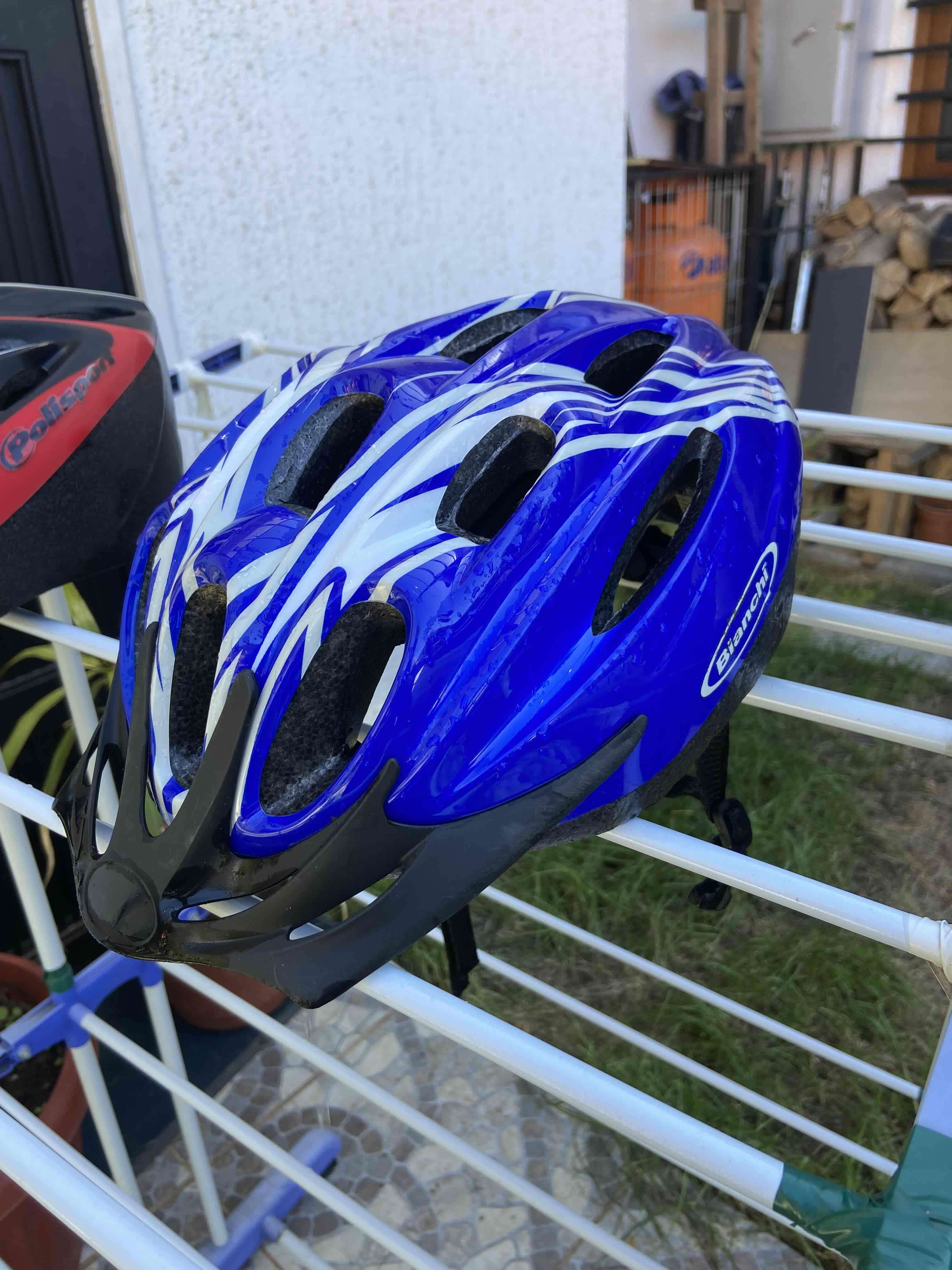 Cascos de bicicleta azul y rojo