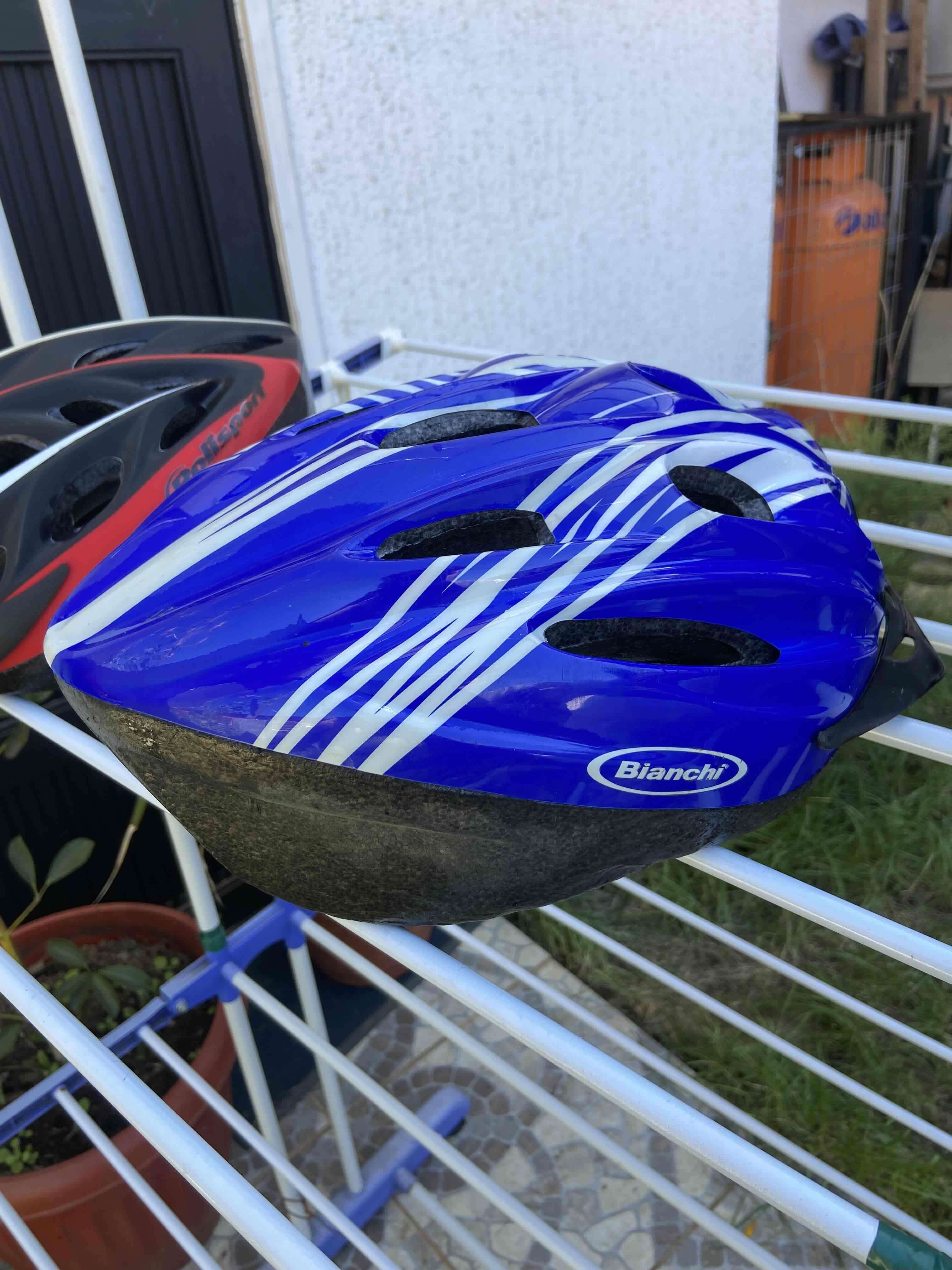 Cascos de bicicleta azul y rojo - 2