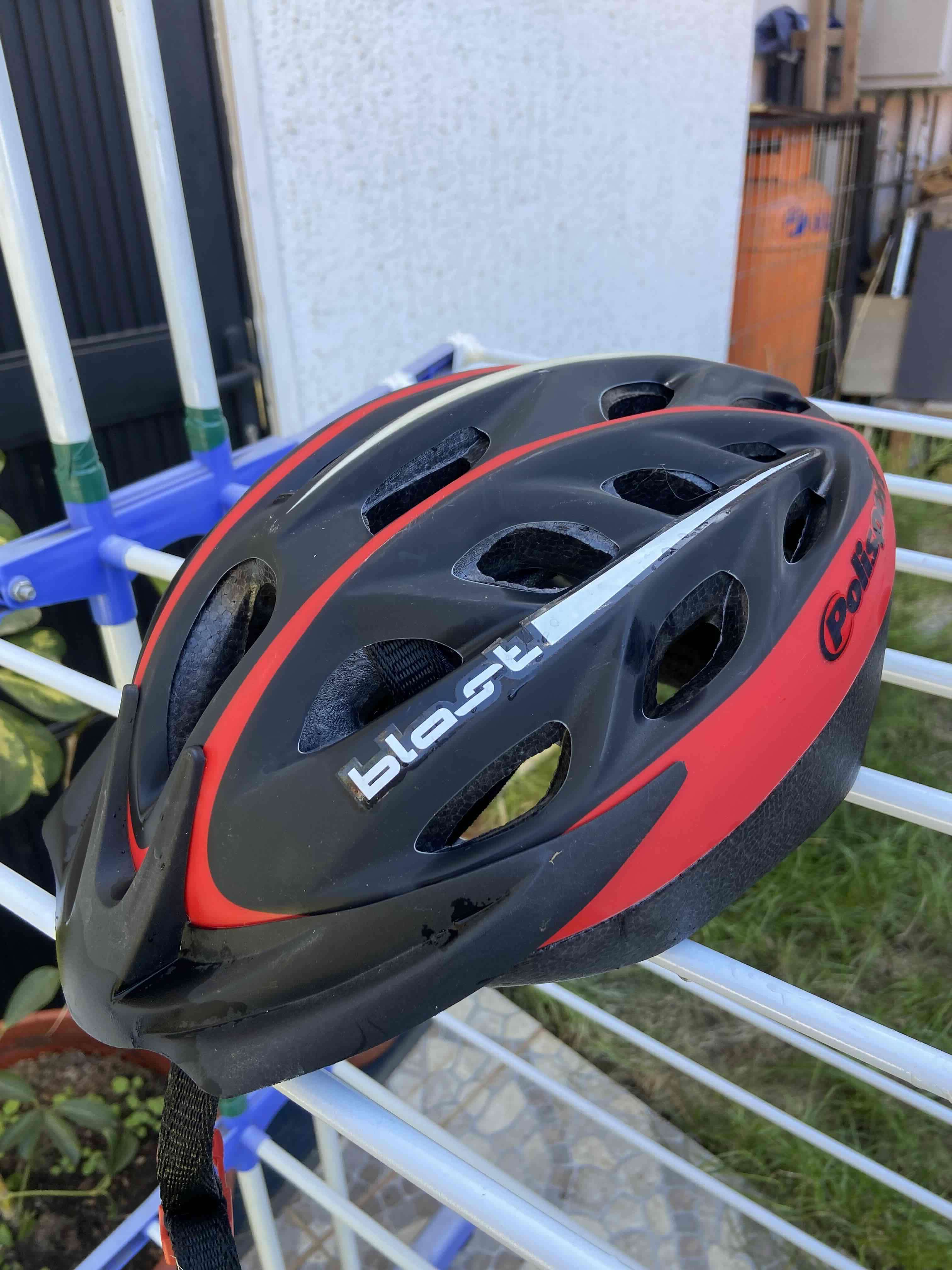 Cascos de bicicleta azul y rojo - 3