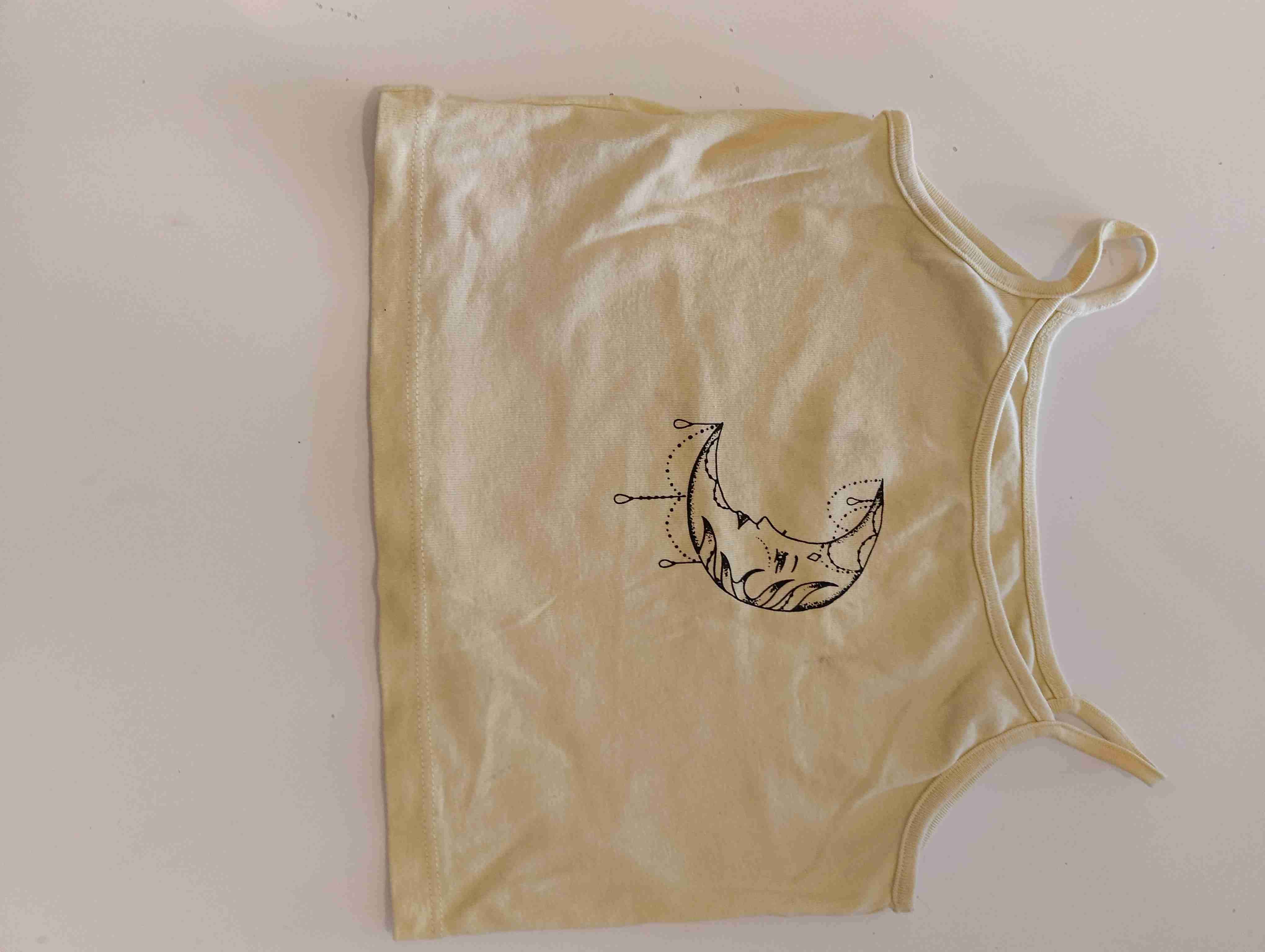 Polera beige con diseño lunar