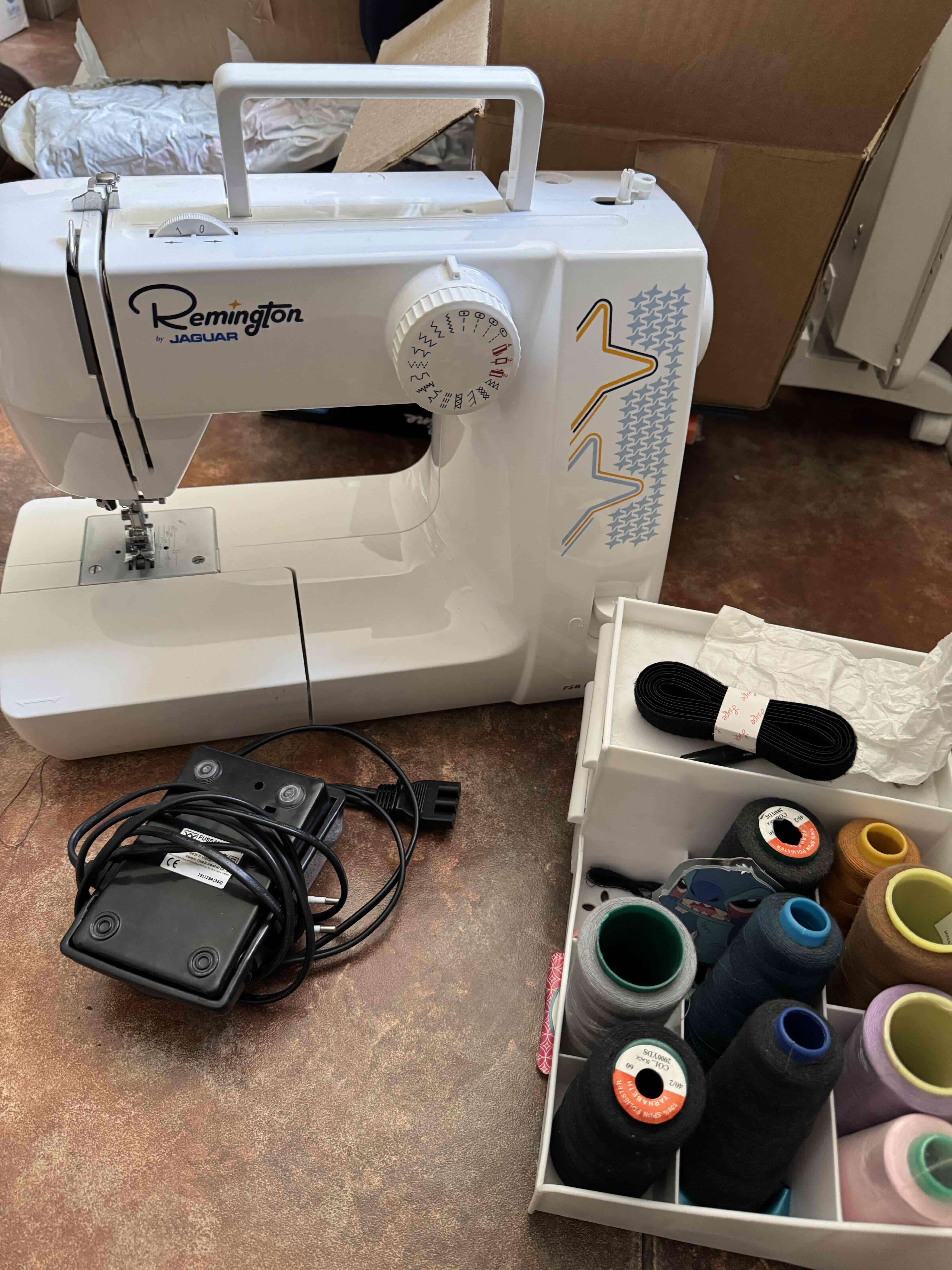 Máquina de coser Remington con accesorios