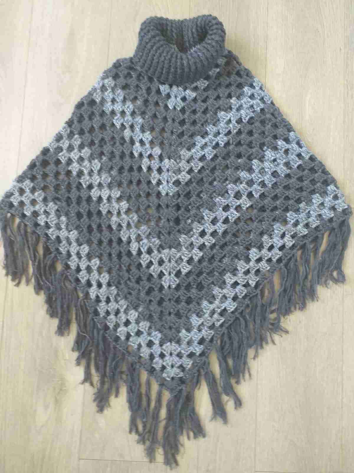 Poncho tejido gris