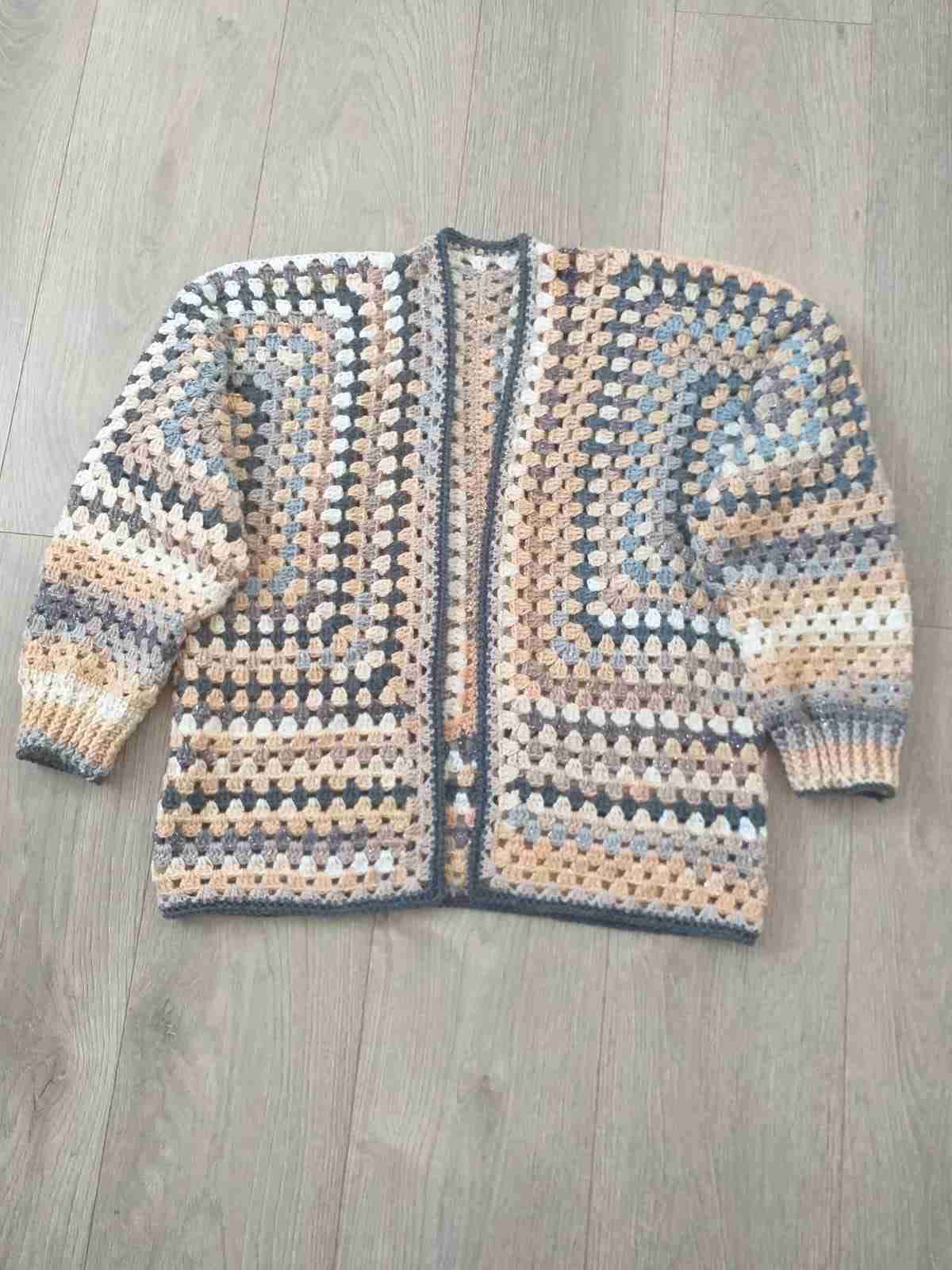 Cardigan tejido a crochet