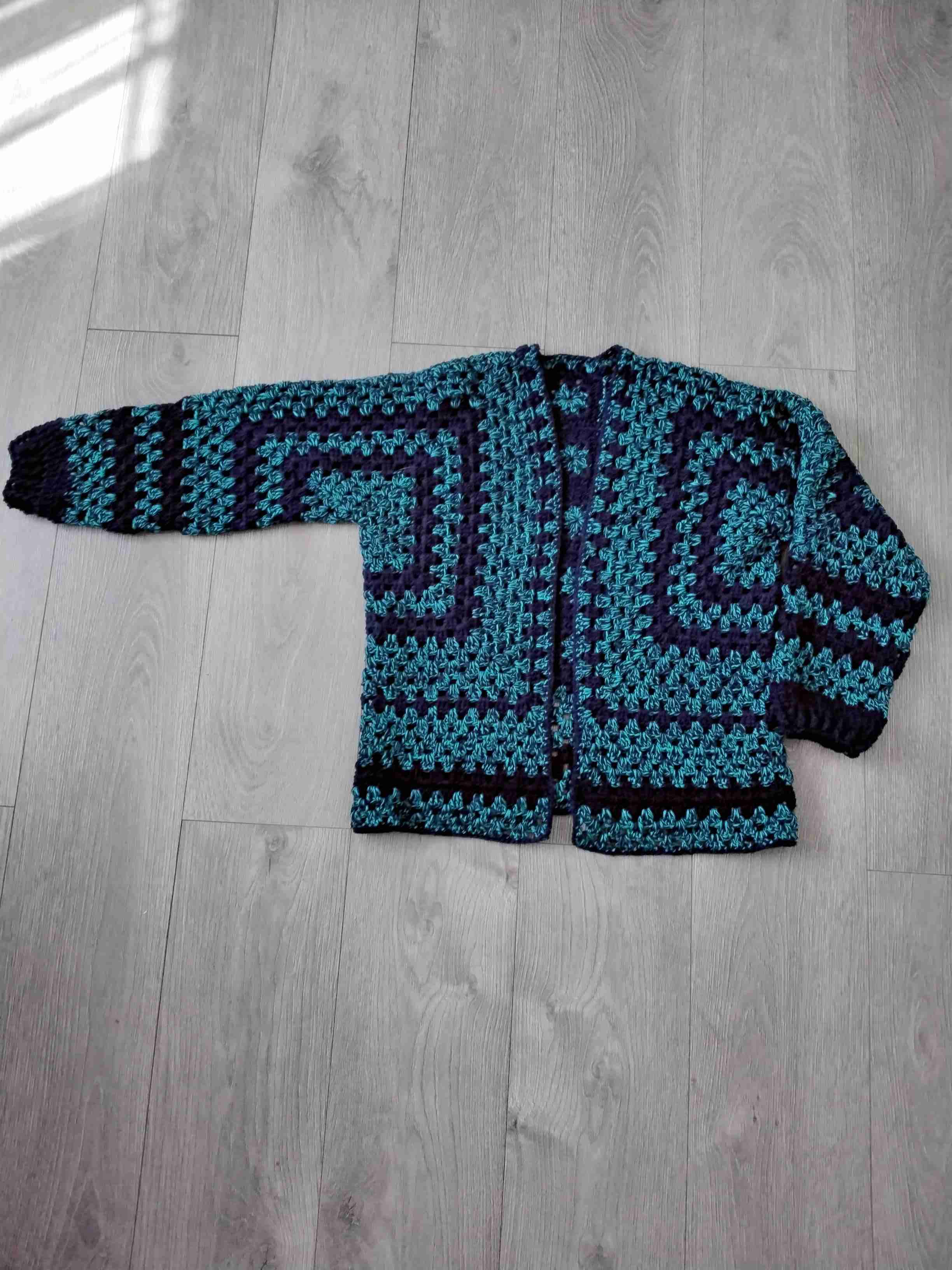 Cardigan tejido a crochet - miniatura 3