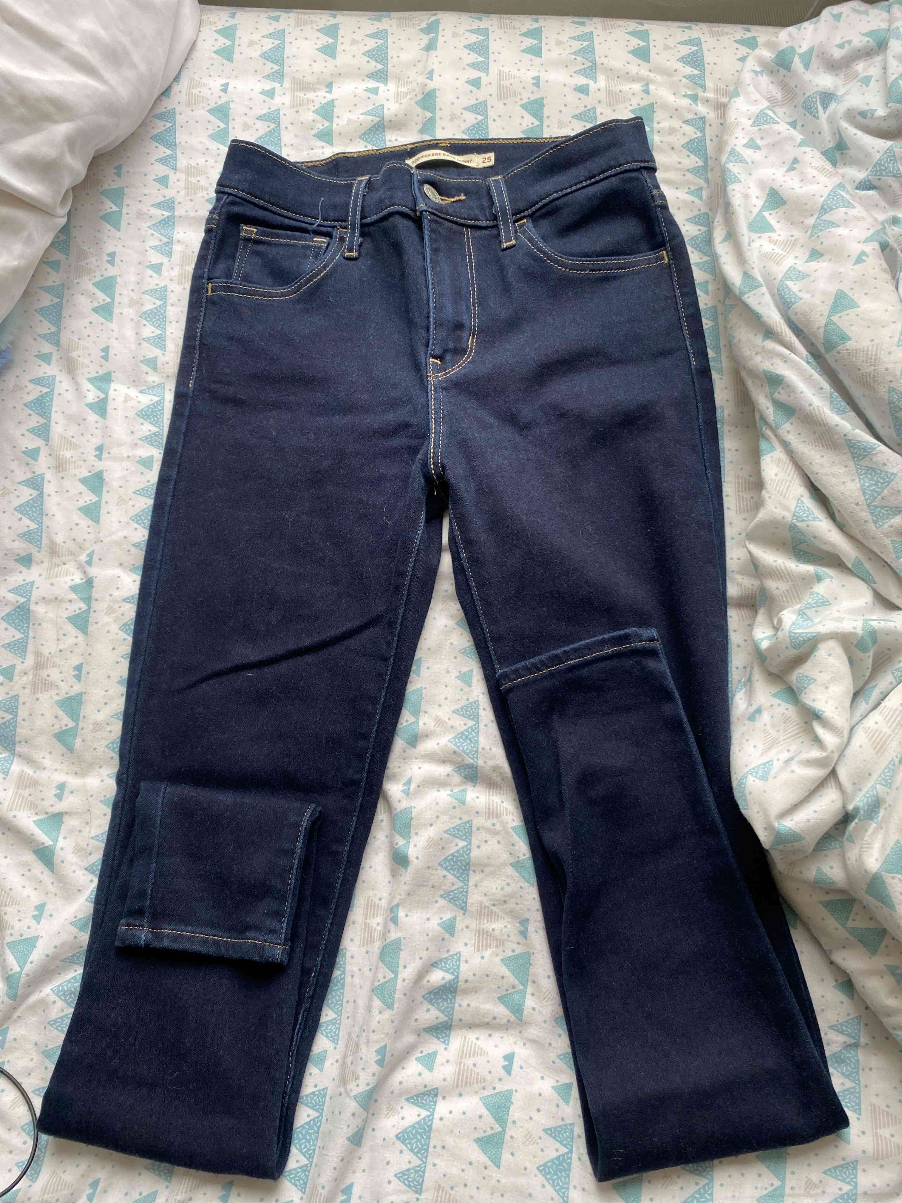 Jeans azul levis oscuro para mujer