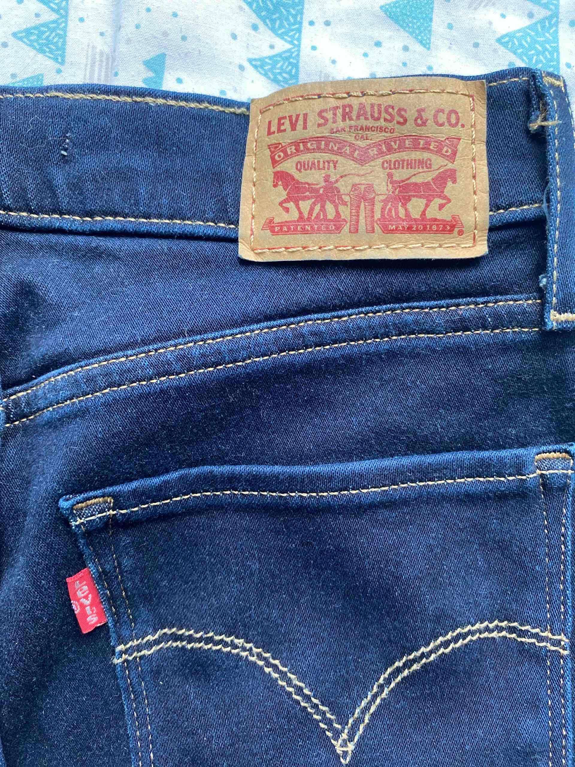 Jeans azul levis oscuro para mujer - miniatura 3