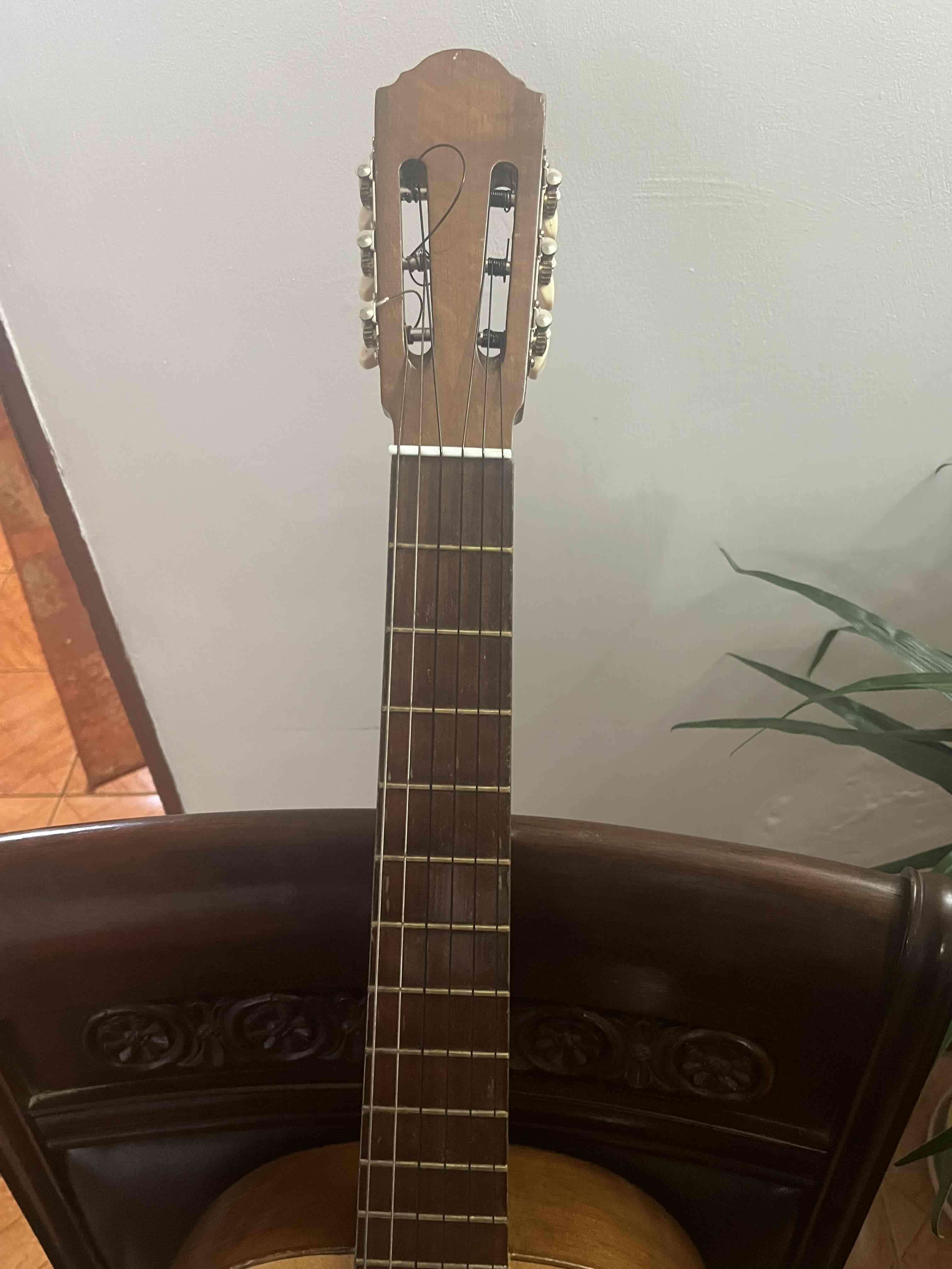 Guitarra acústica clásica - miniatura 3