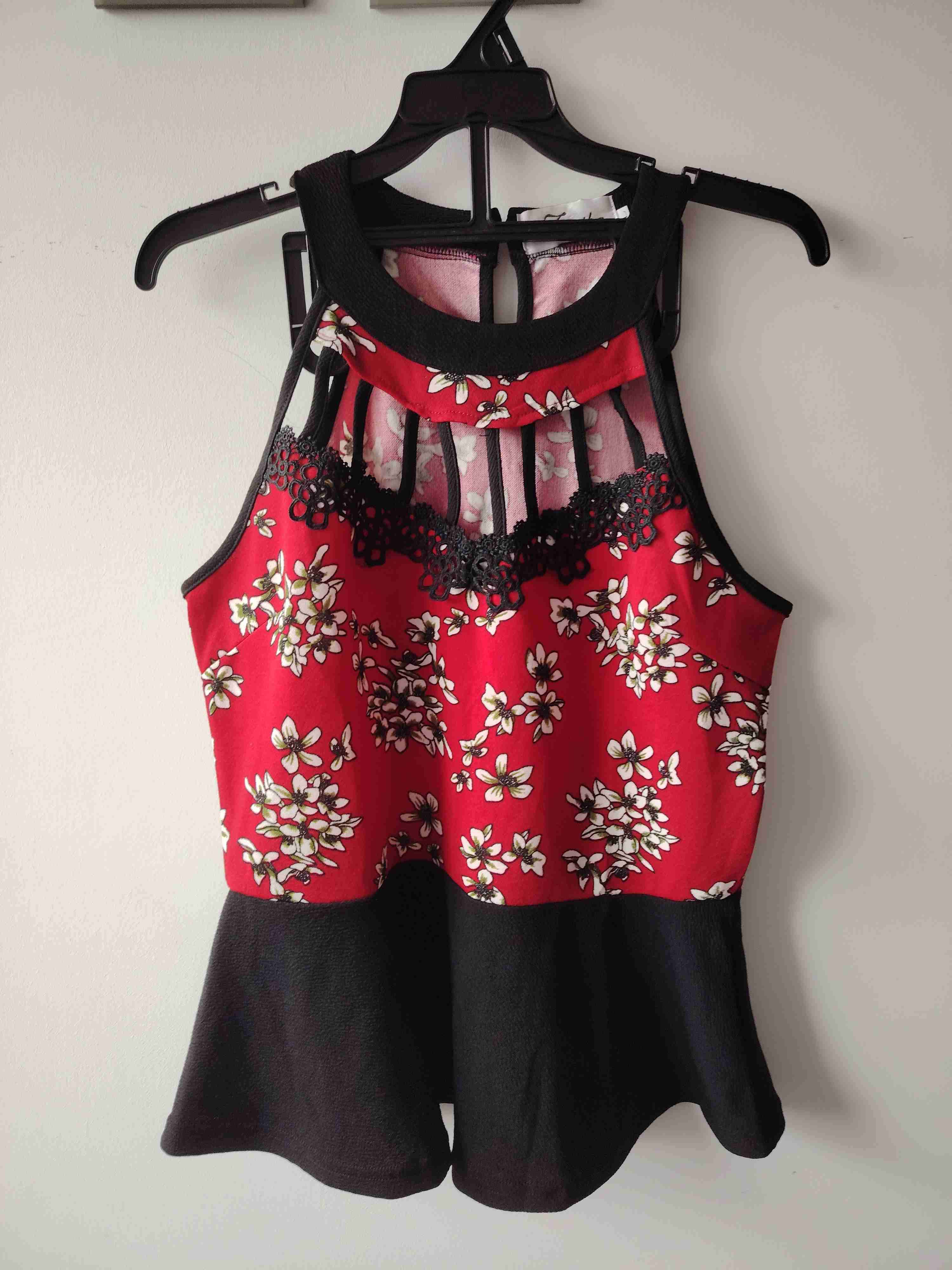 Blusa roja con encaje floral - miniatura 2