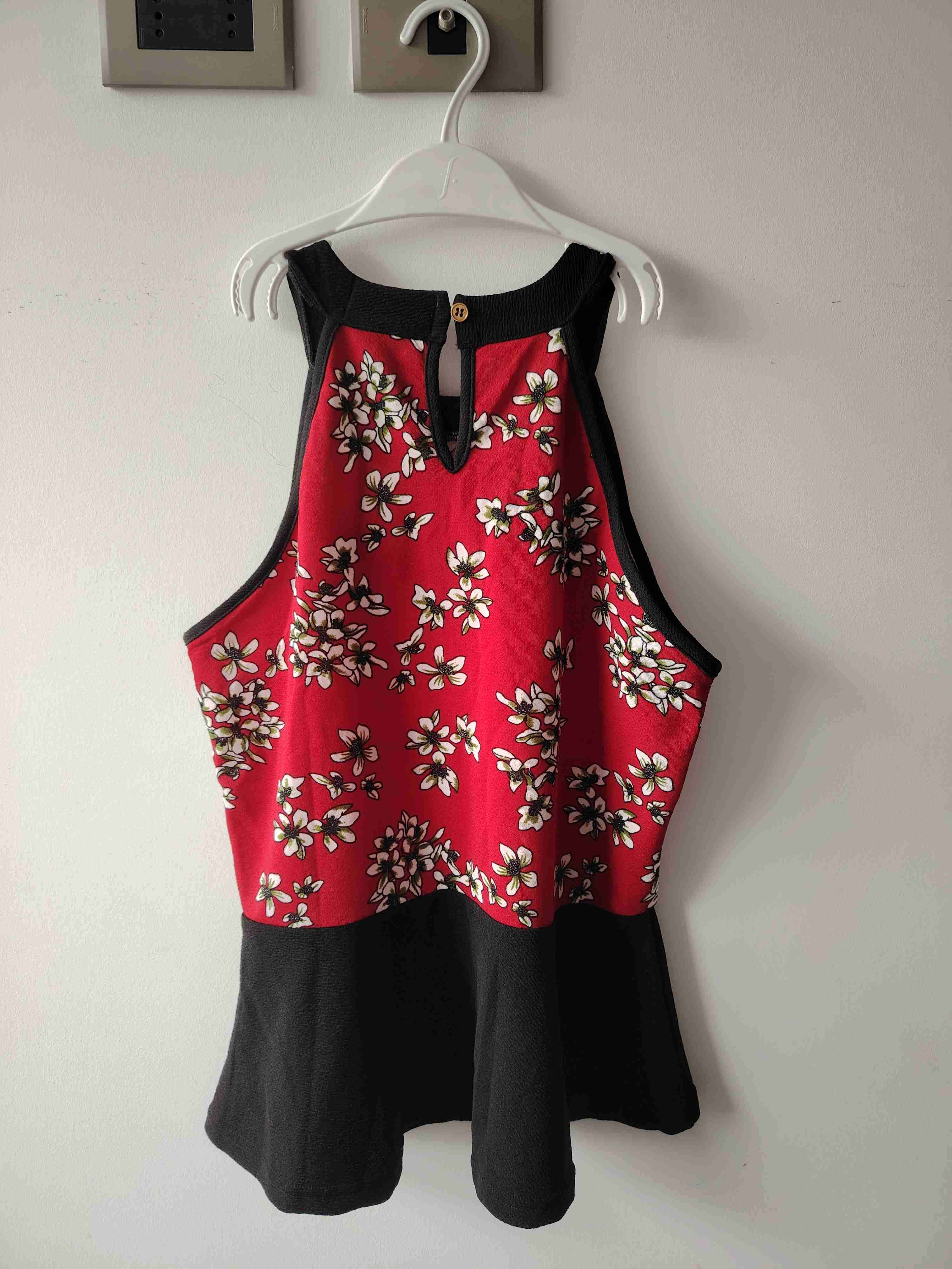 Blusa roja con encaje floral - miniatura 3