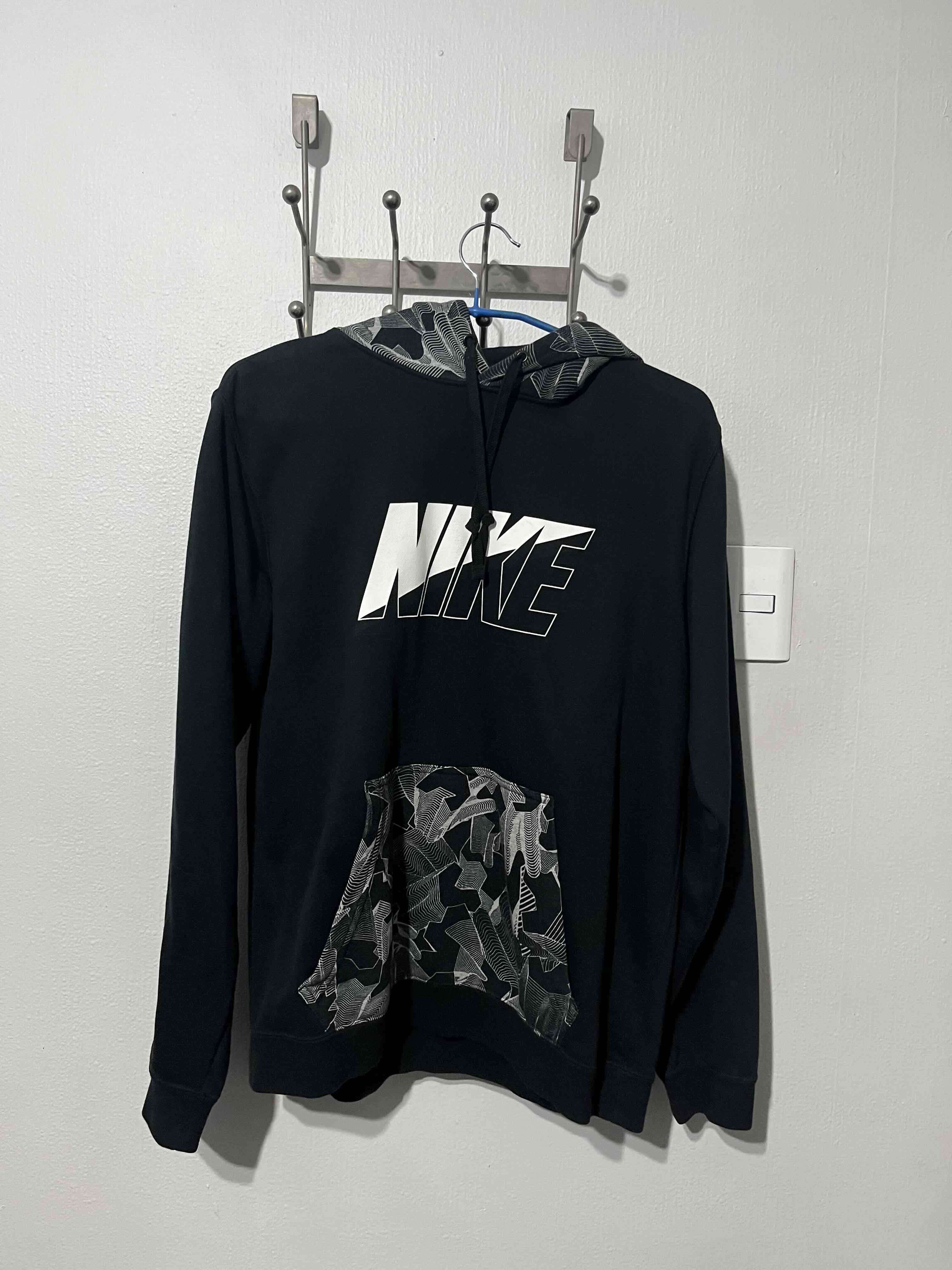 Polerón negro Nike con estampado