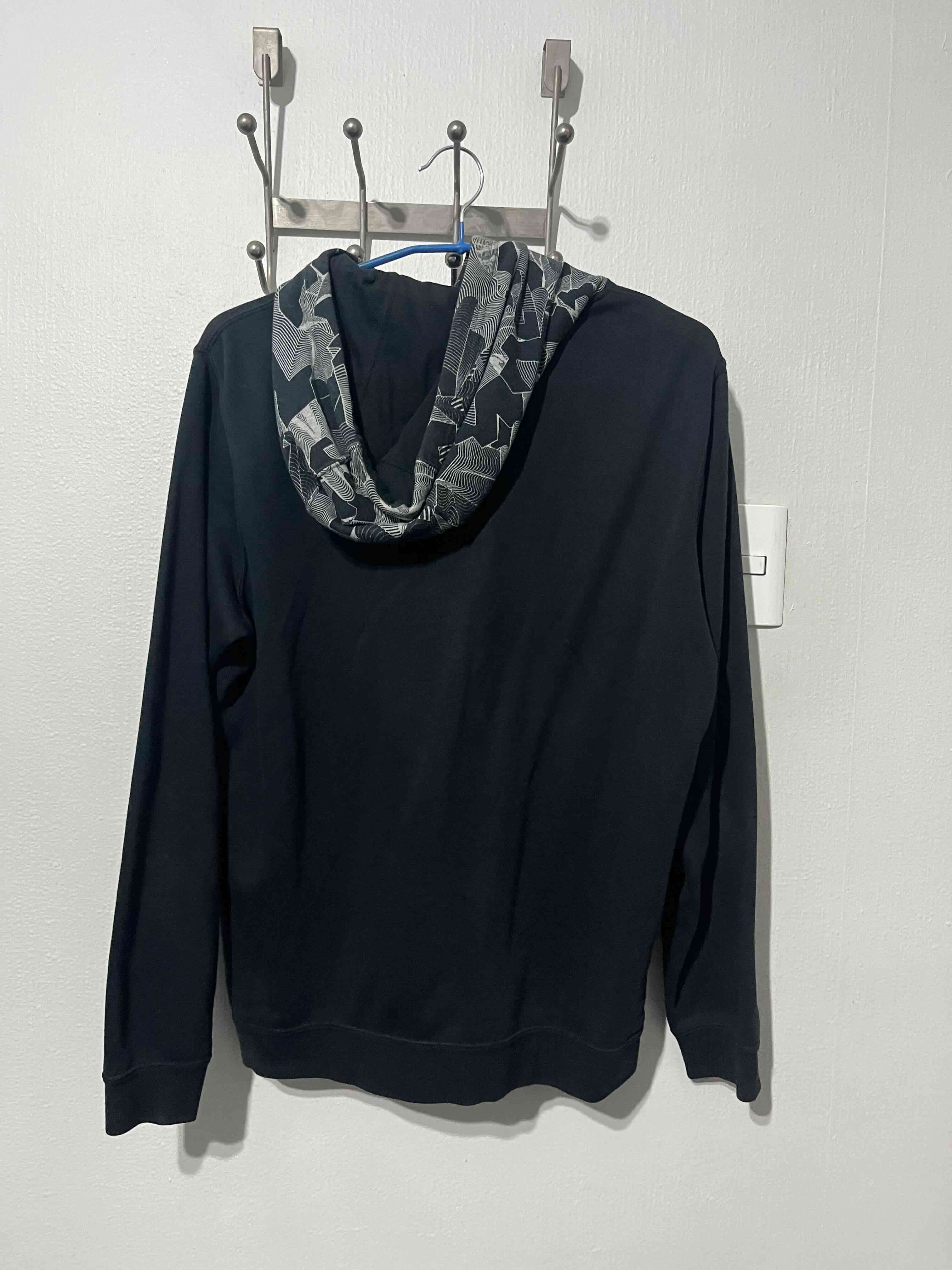 Polerón negro Nike con estampado - miniatura 2