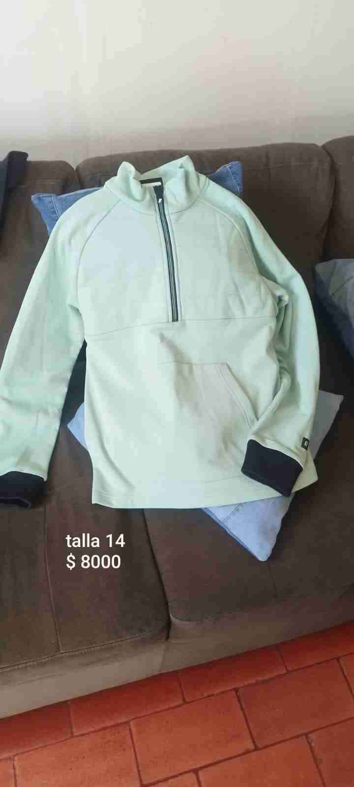 Polerones, pantalones y mochilas