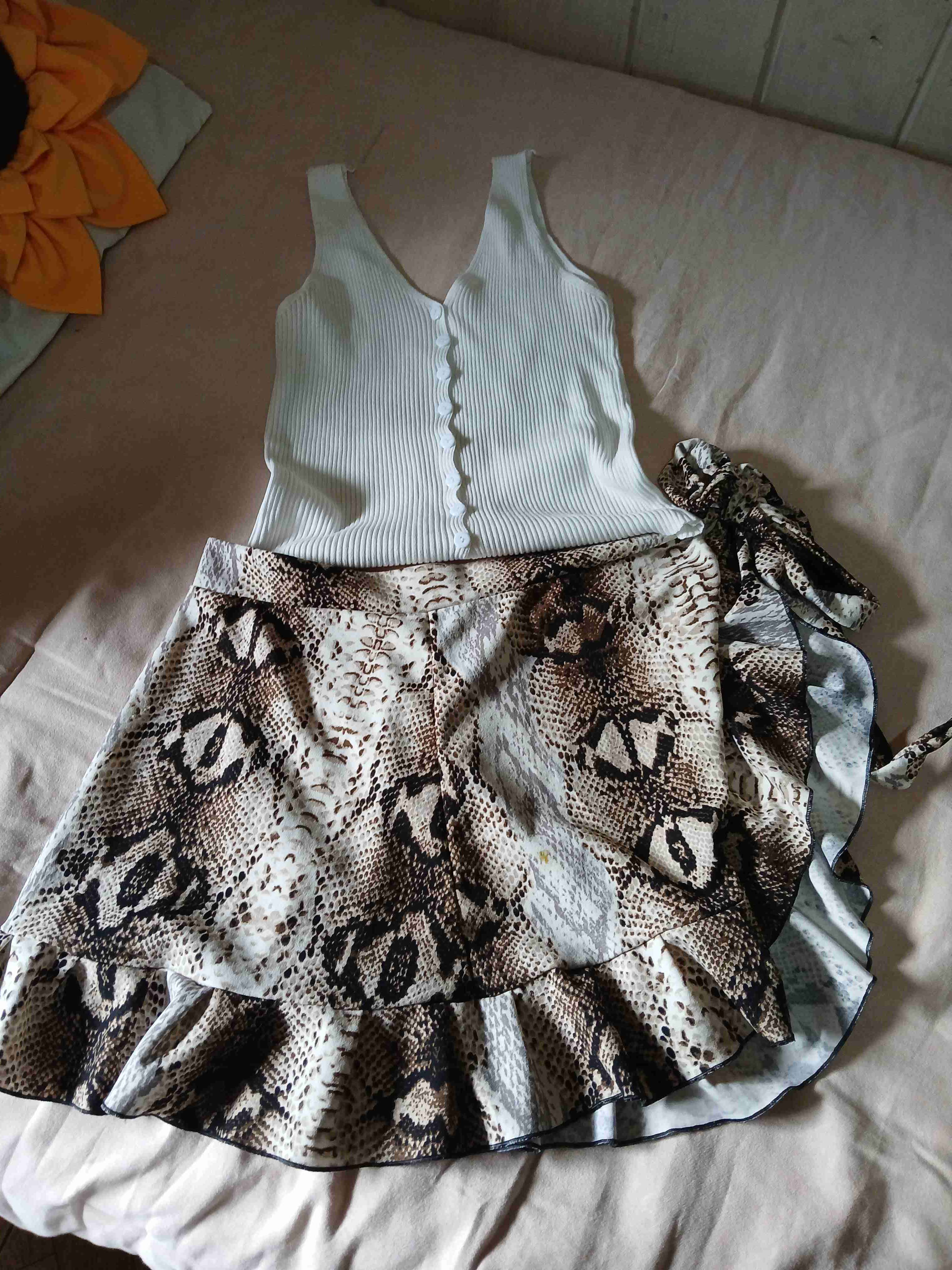 Conjunto blusa blanca y falda animal print
