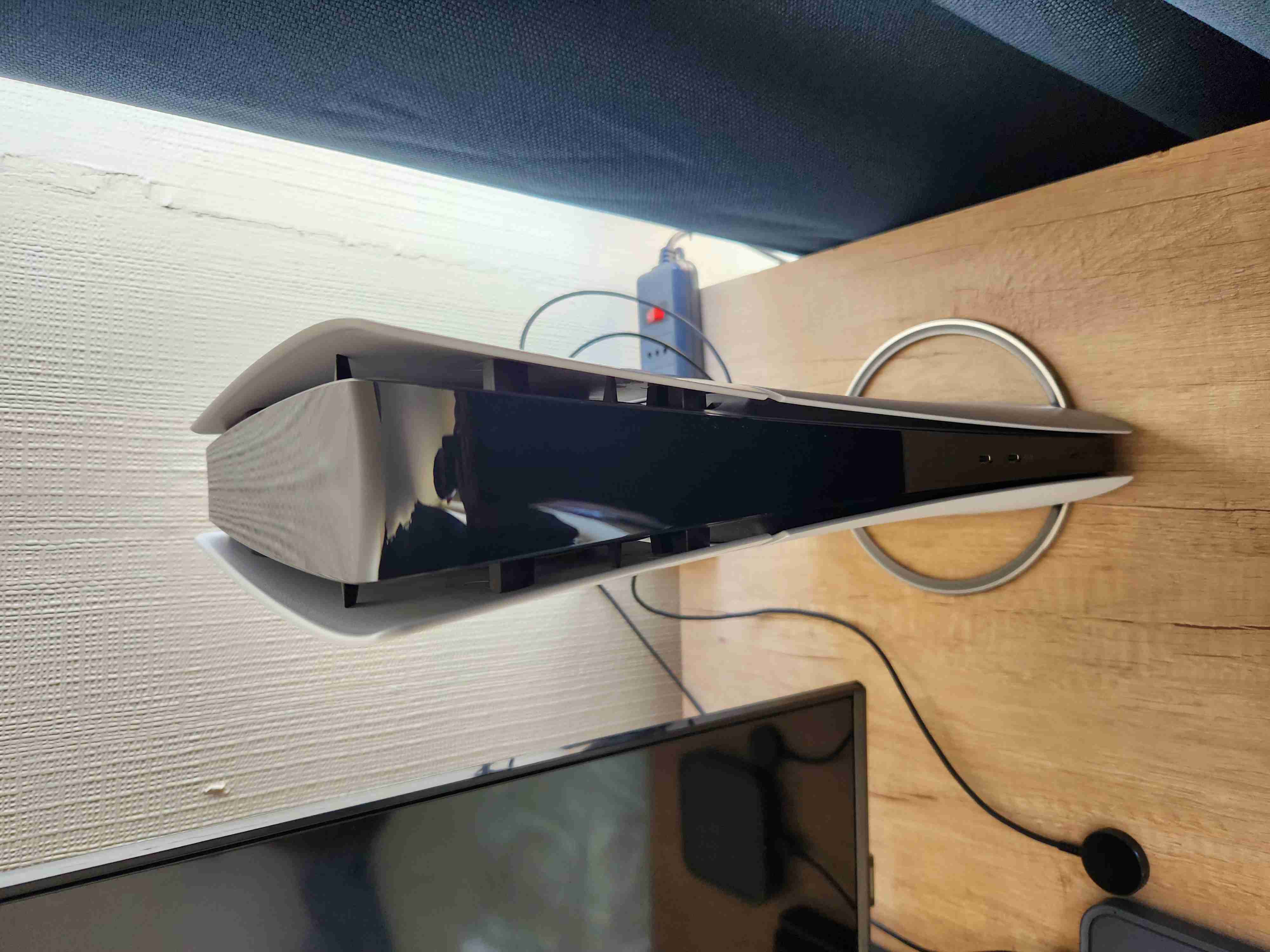 Playstation 5 Slim con audífonos - 2