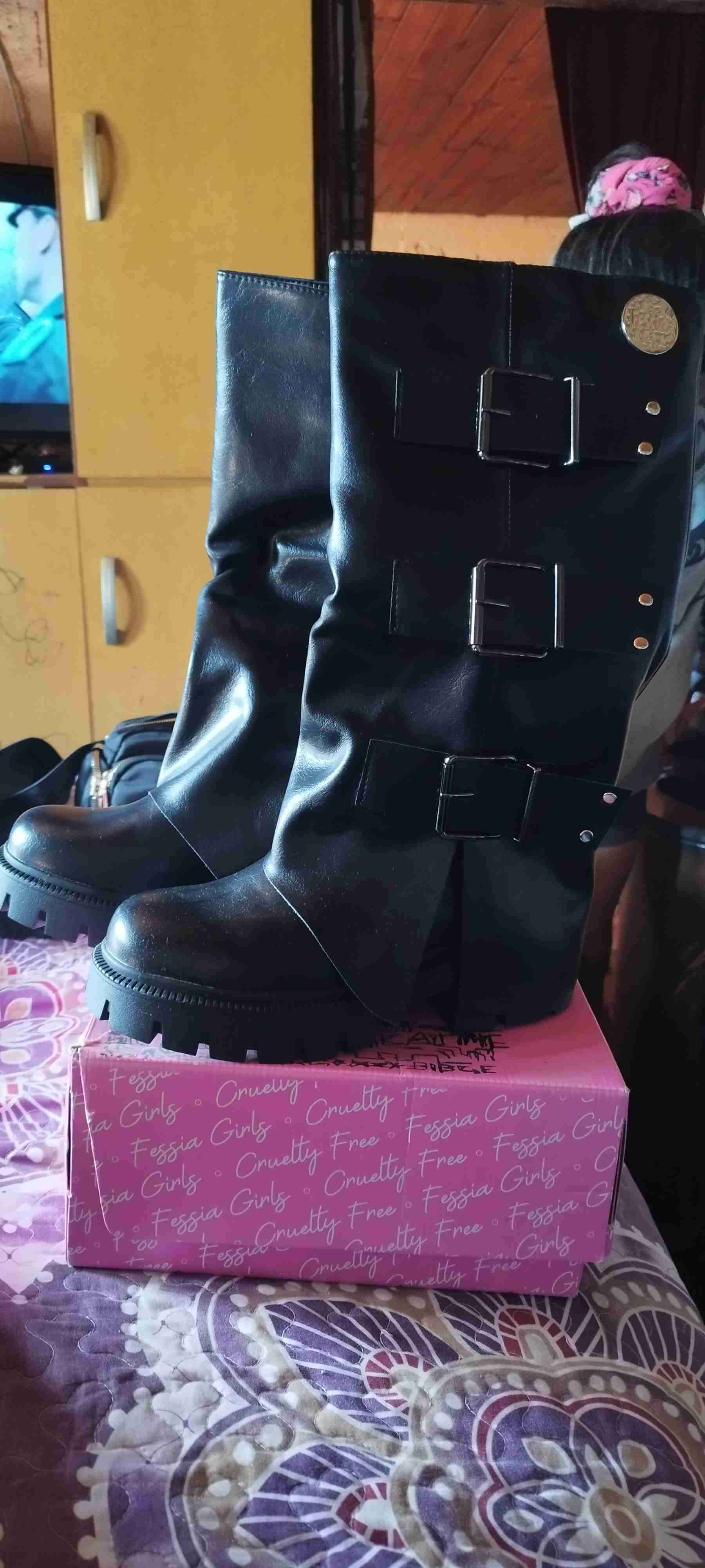 Botas negras con hebillas