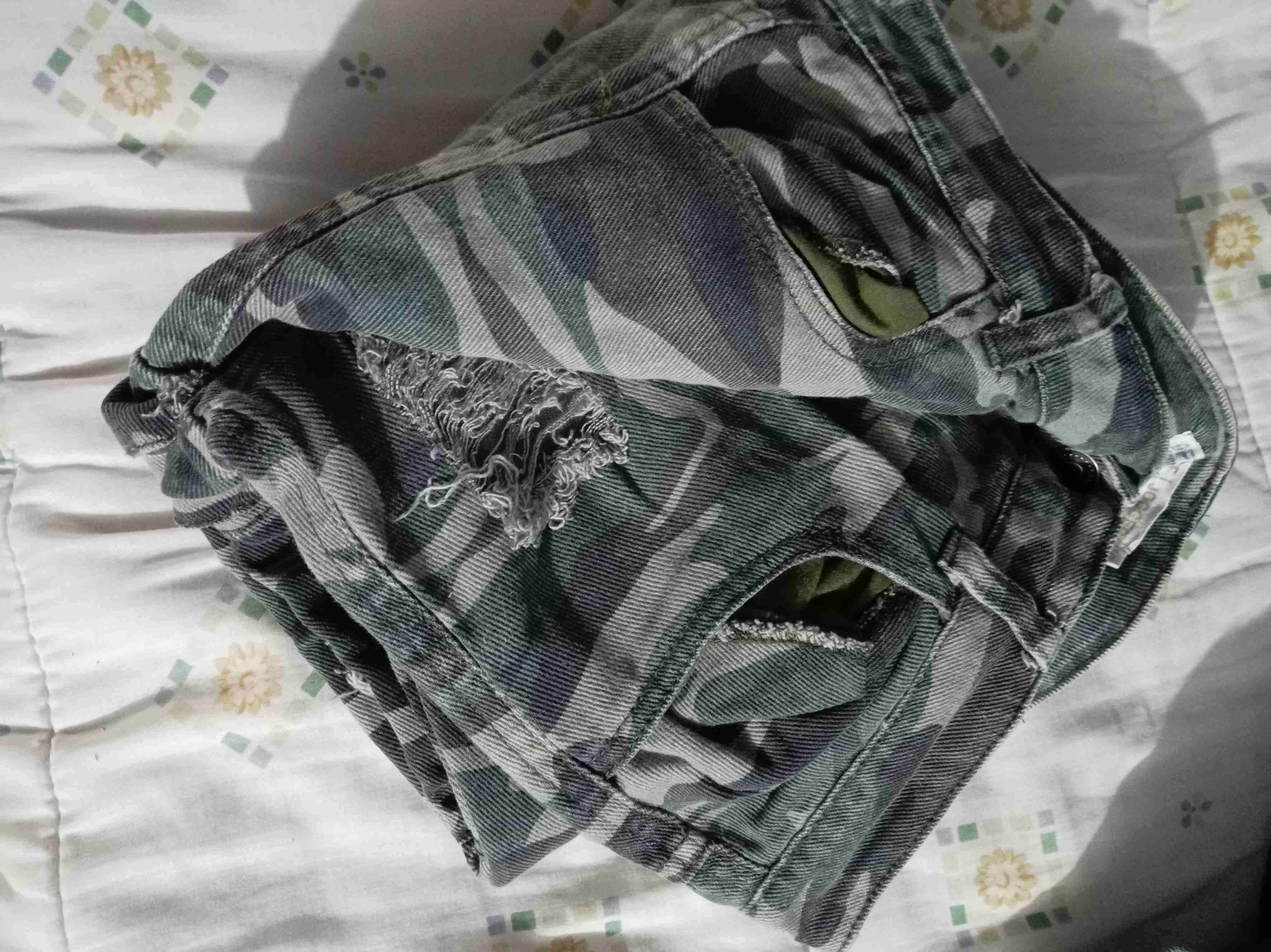 Pantalón camuflados desgastados