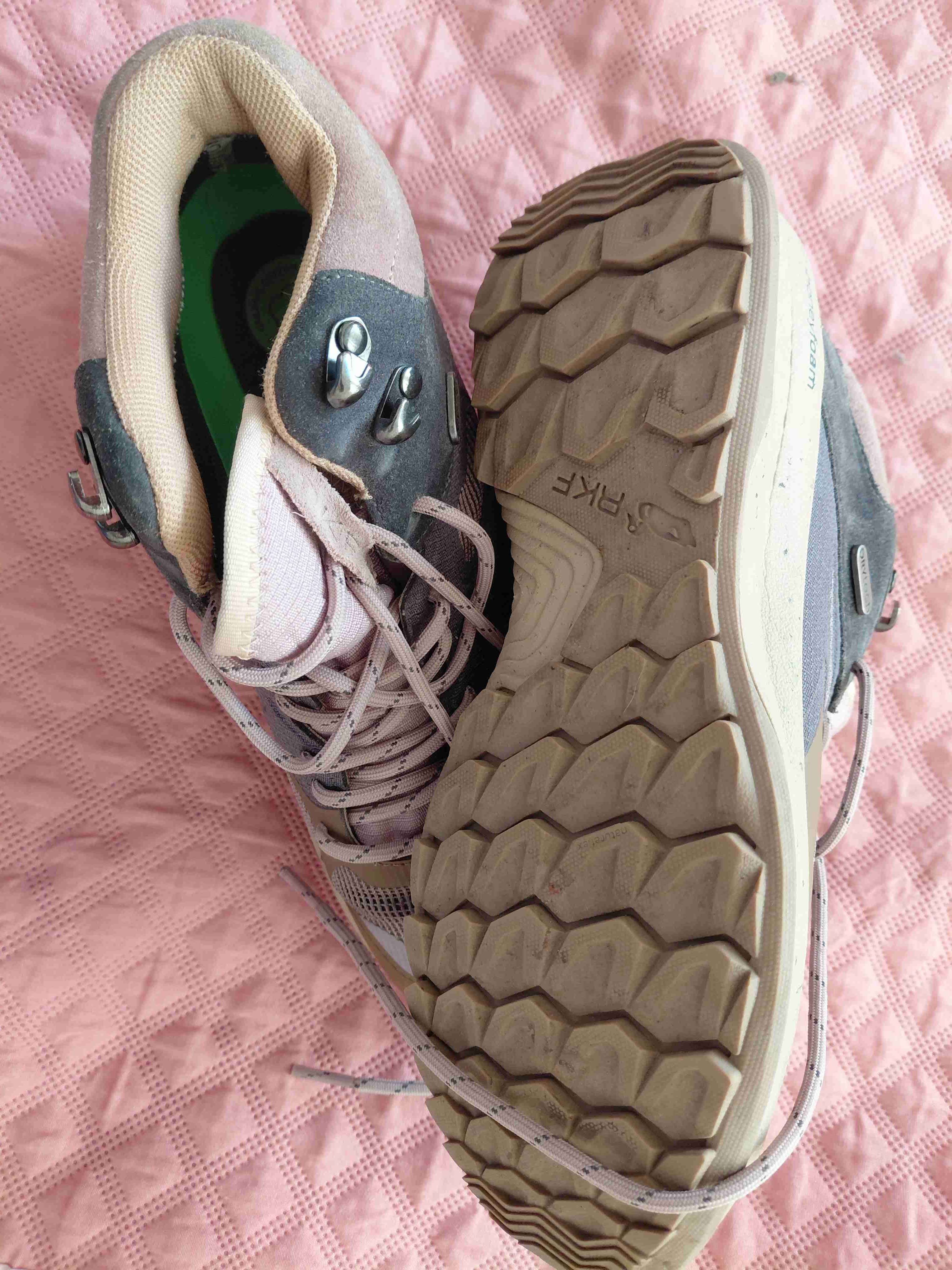 Botas de trekking beige y gris