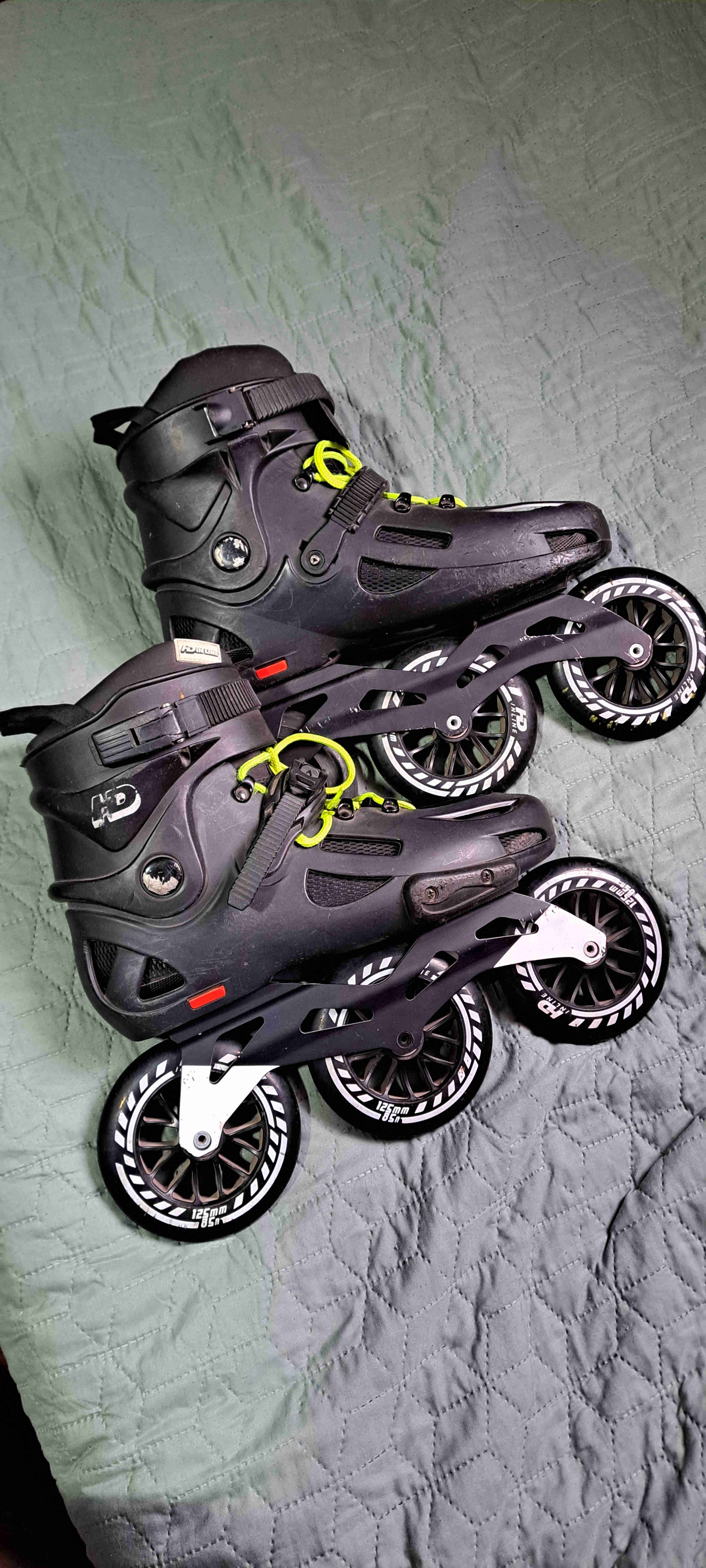 Patines en línea negros con detalles verdes