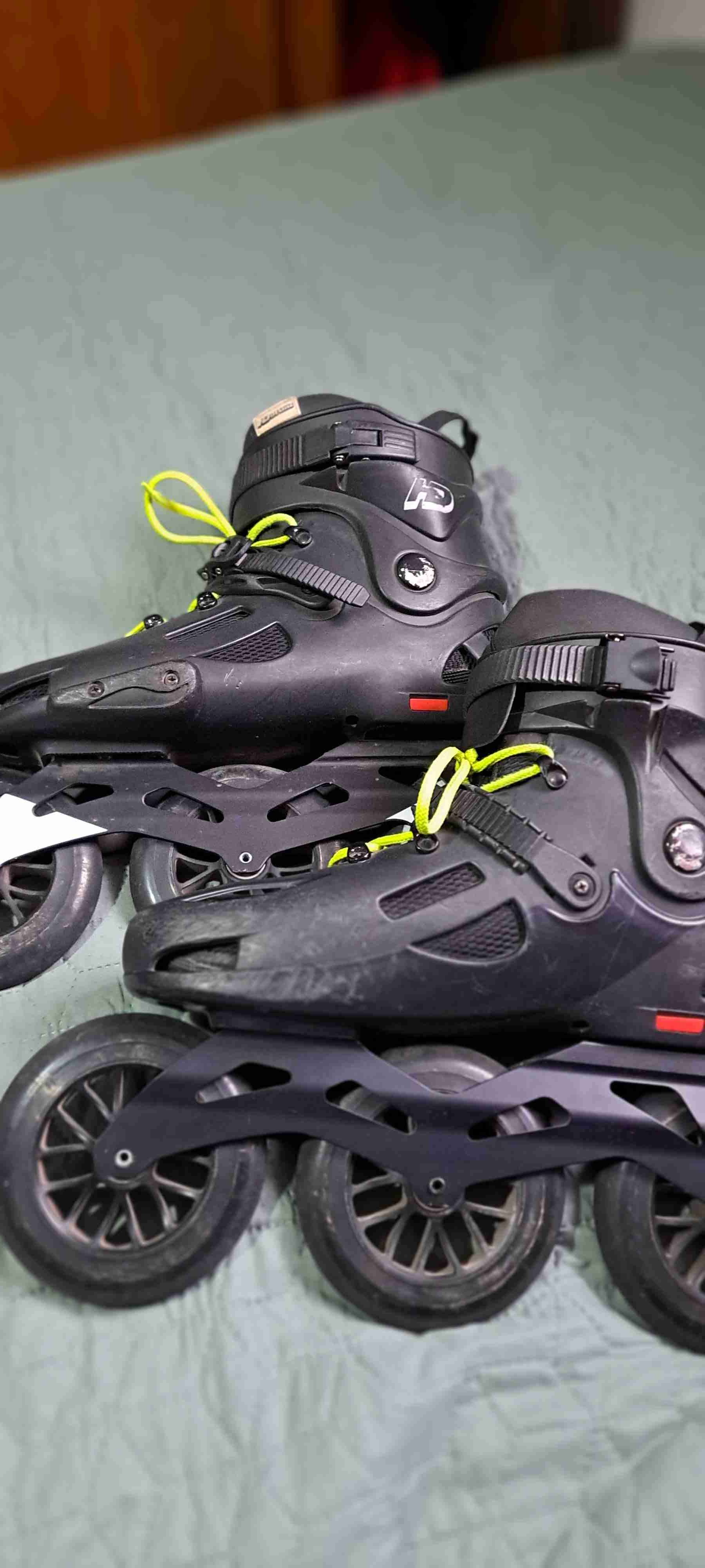 Patines en línea negros con detalles verdes - miniatura 3