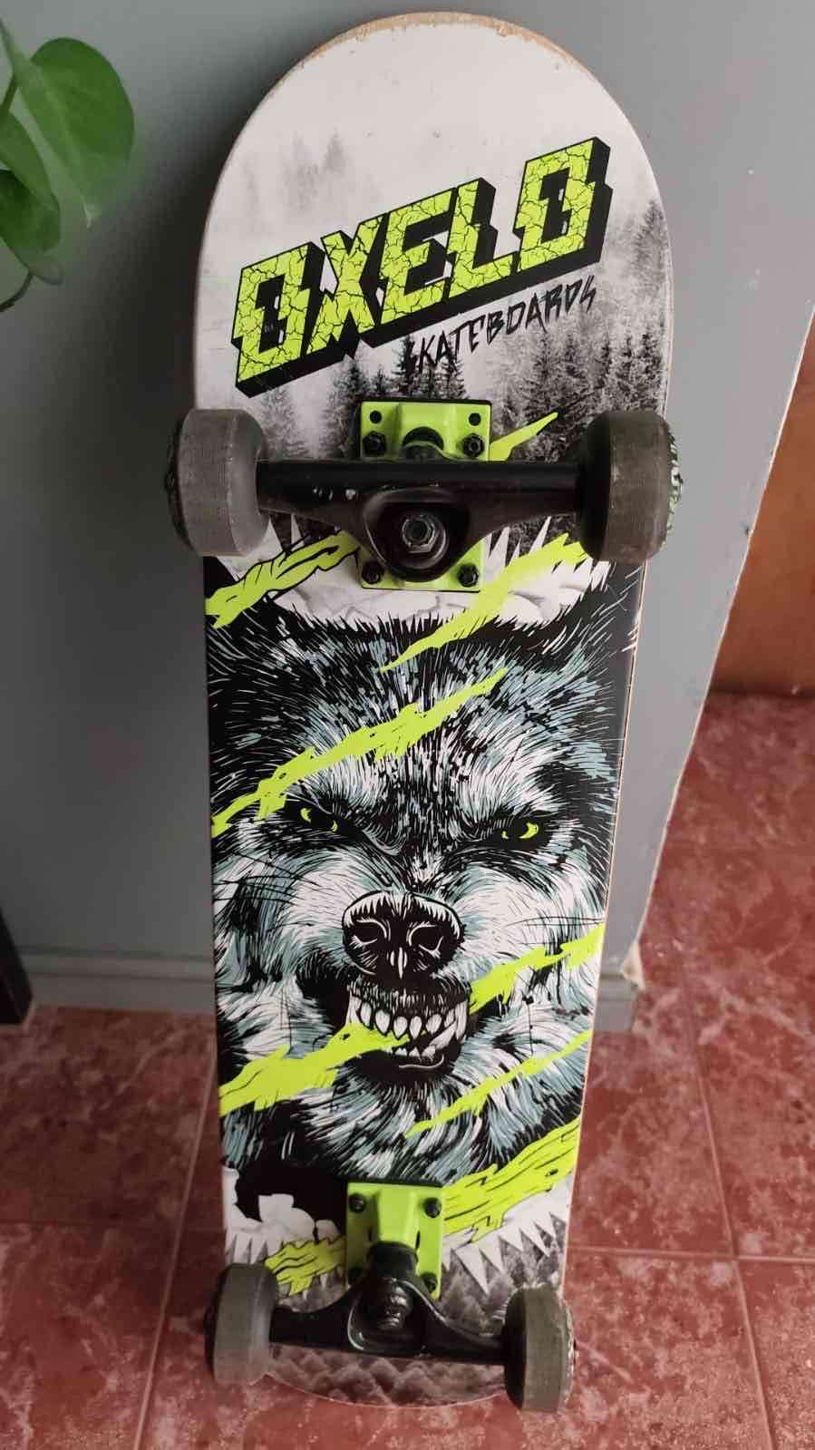 Skateboard Oxelo con diseño lobo